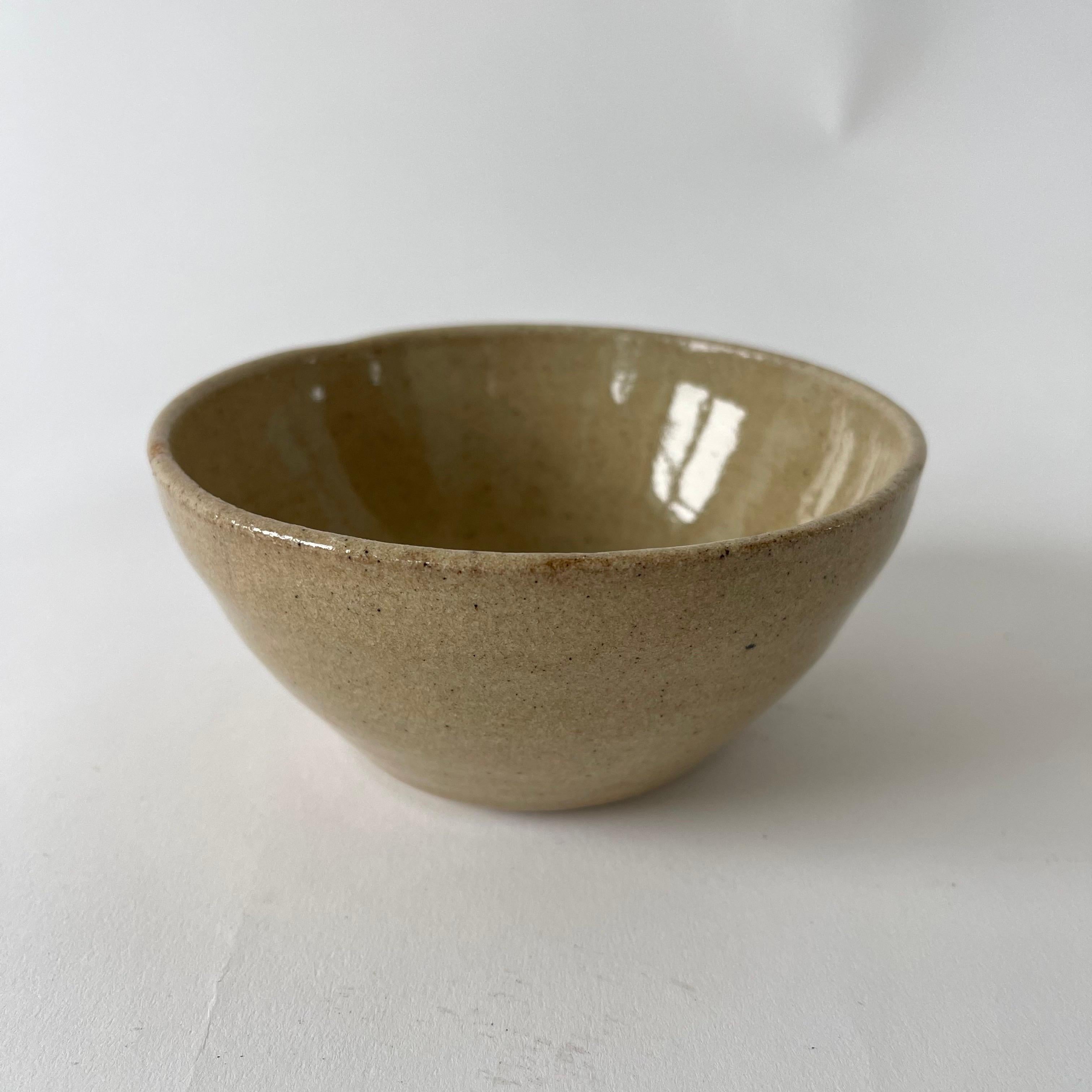 Ensemble de trois bols faits à la main en Gray Studio Pottery Jaune Gris Bleu Marqué RL, USA années 1960 Bon état - En vente à Miami, FL