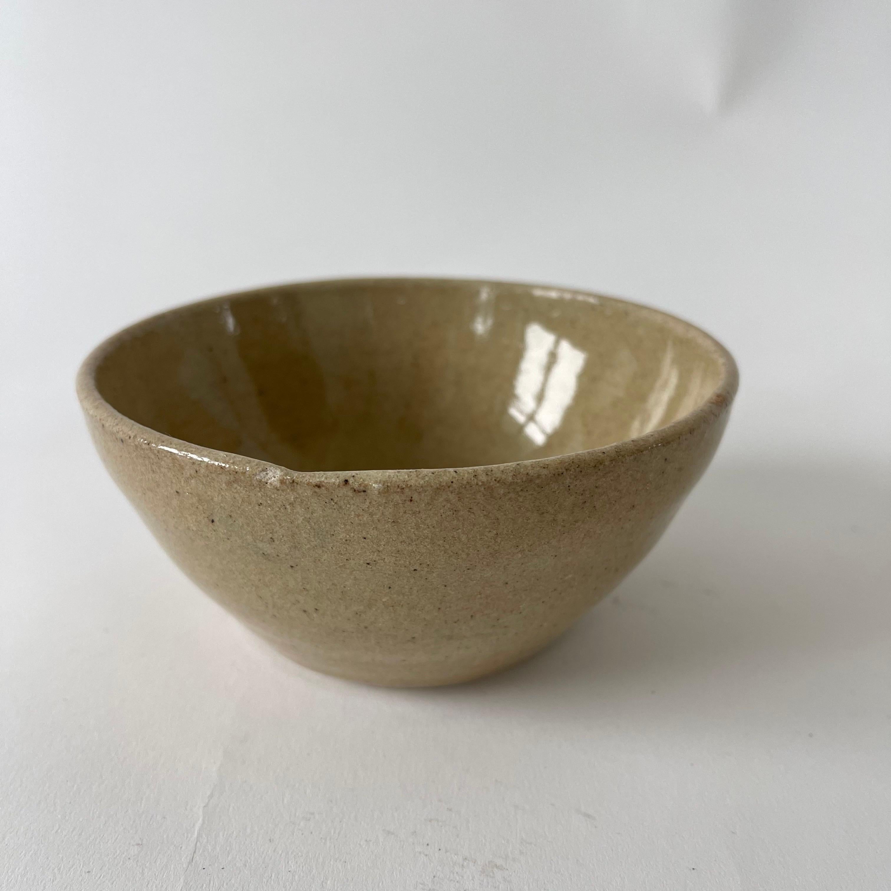 20ième siècle Ensemble de trois bols faits à la main en Gray Studio Pottery Jaune Gris Bleu Marqué RL, USA années 1960 en vente