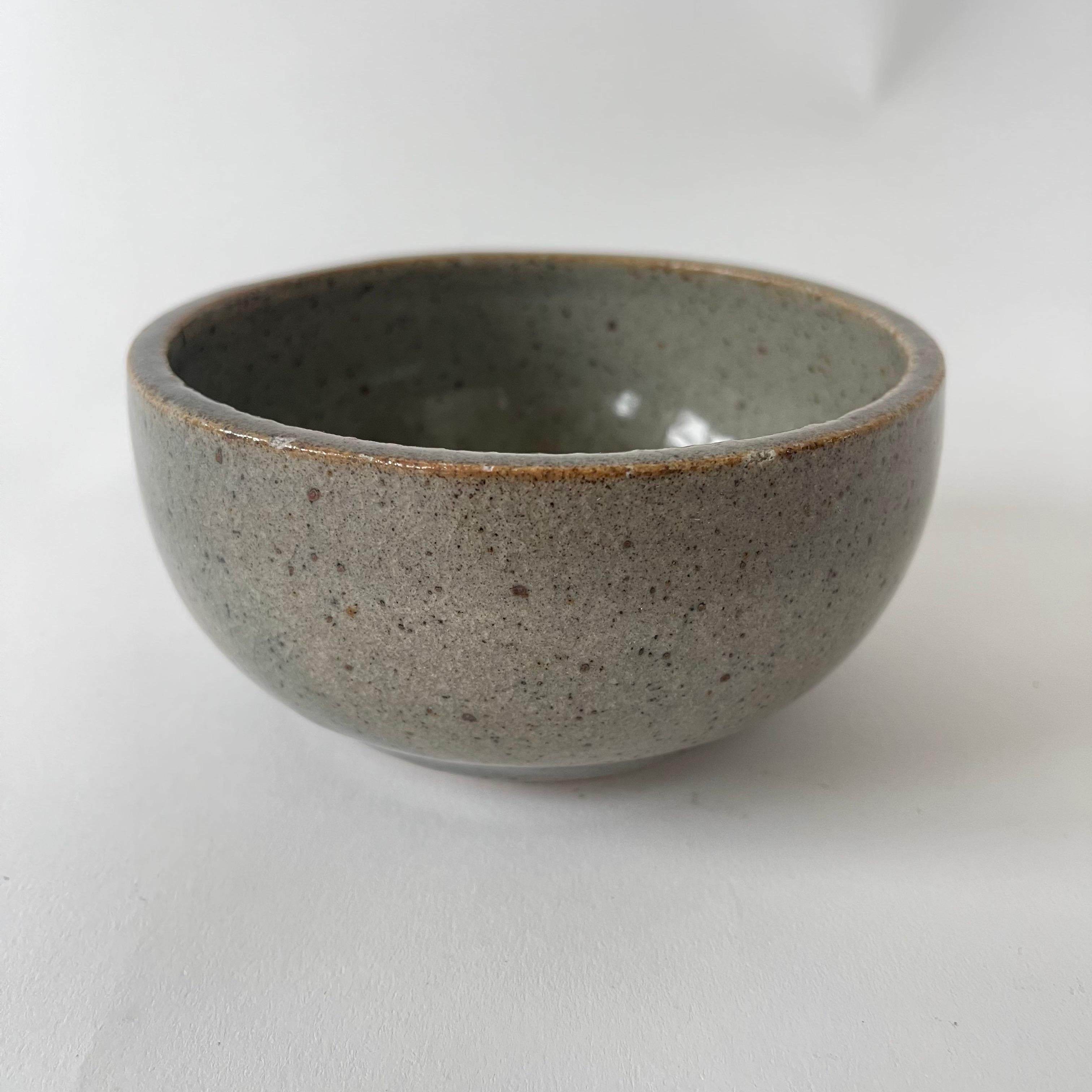 Céramique Ensemble de trois bols faits à la main en Gray Studio Pottery Jaune Gris Bleu Marqué RL, USA années 1960 en vente