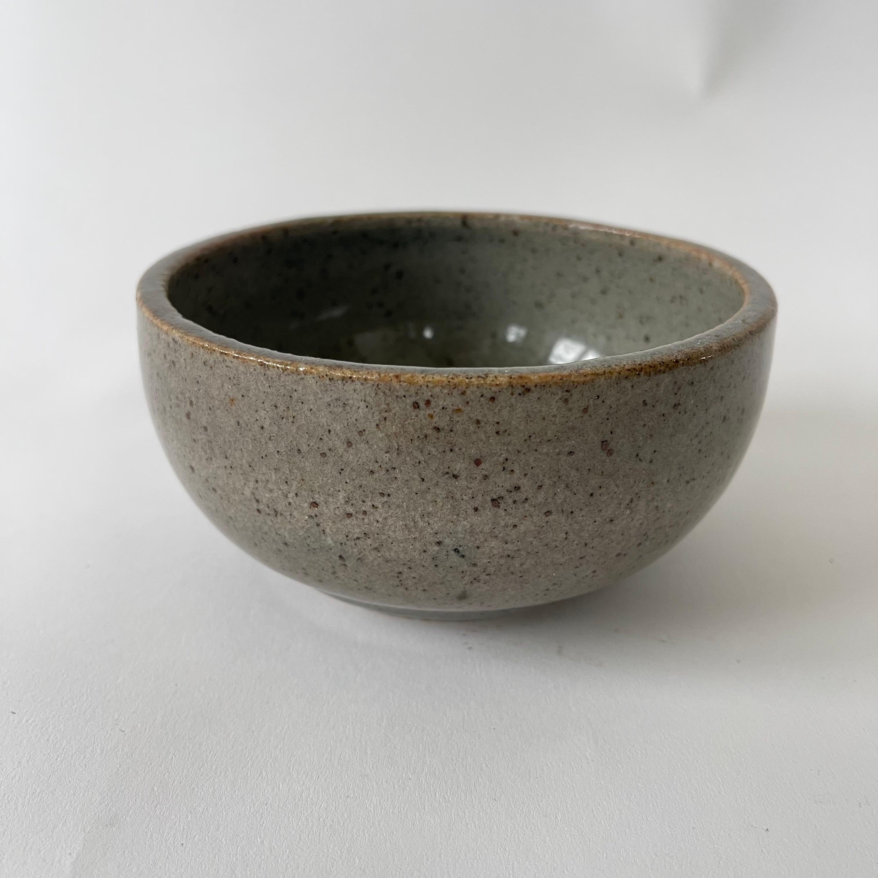 Ensemble de trois bols faits à la main en Gray Studio Pottery Jaune Gris Bleu Marqué RL, USA années 1960 en vente 1