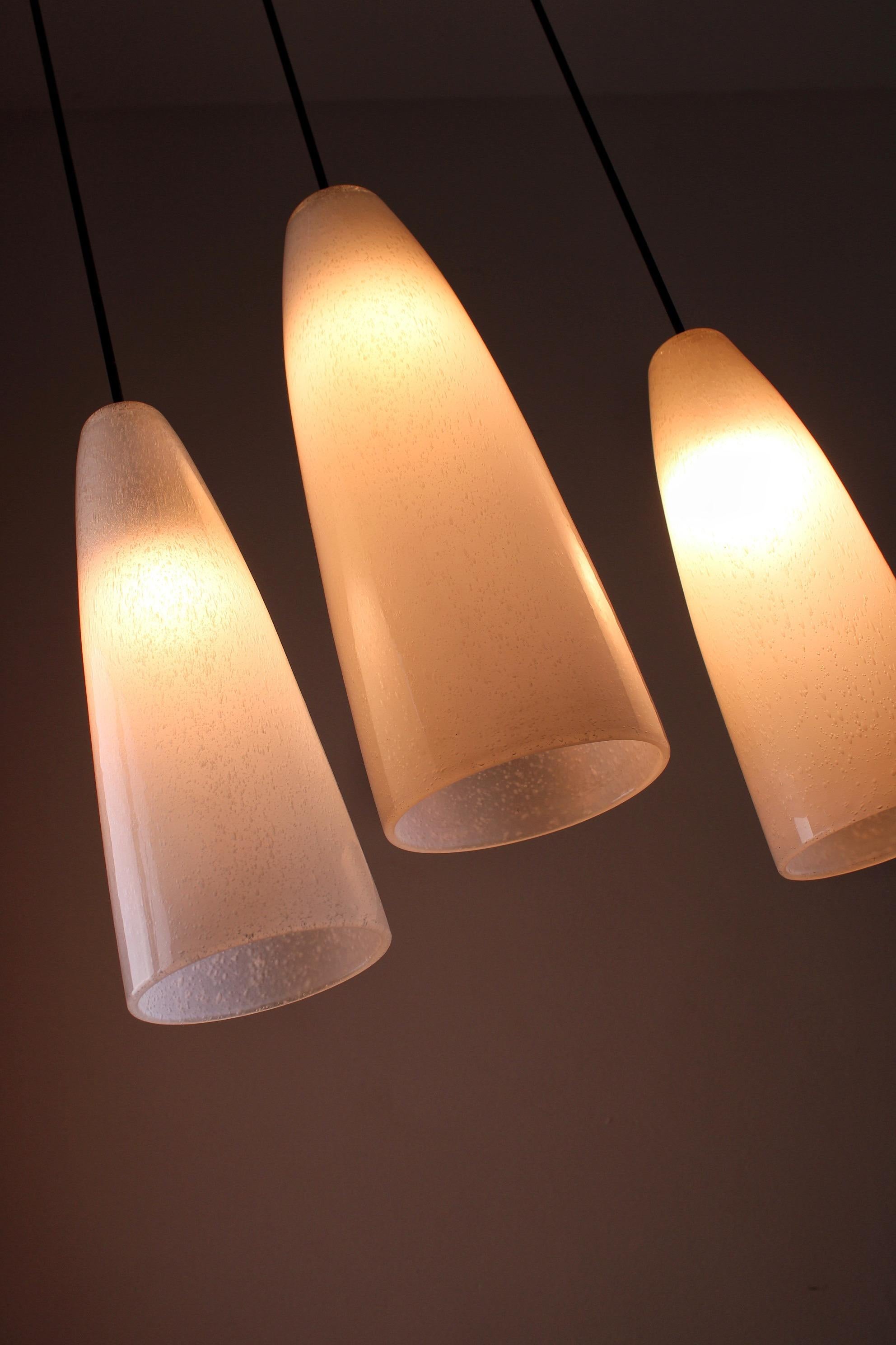 Set of three hanging lamps in Pelguso glass, 1950s In Good Condition For Sale In UTRECHT, NL