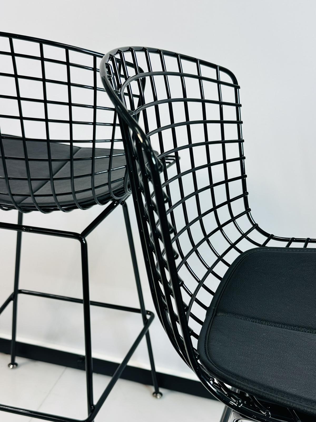 Ensemble de trois tabourets de bar Harry Bertoia pour Knoll, signés et neufs dans leurs boîtes d'origine en vente 3