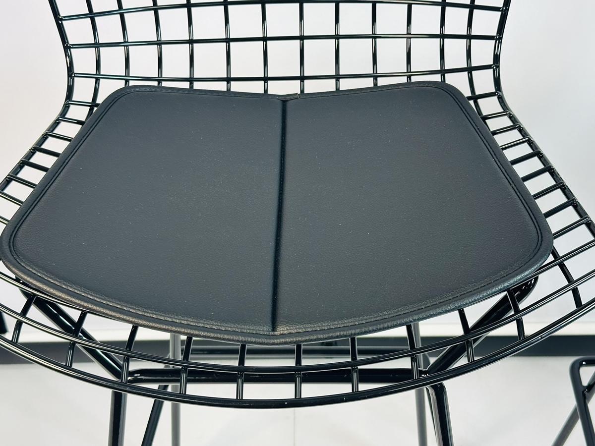 Ensemble de trois tabourets de bar Harry Bertoia pour Knoll, signés et neufs dans leurs boîtes d'origine en vente 5