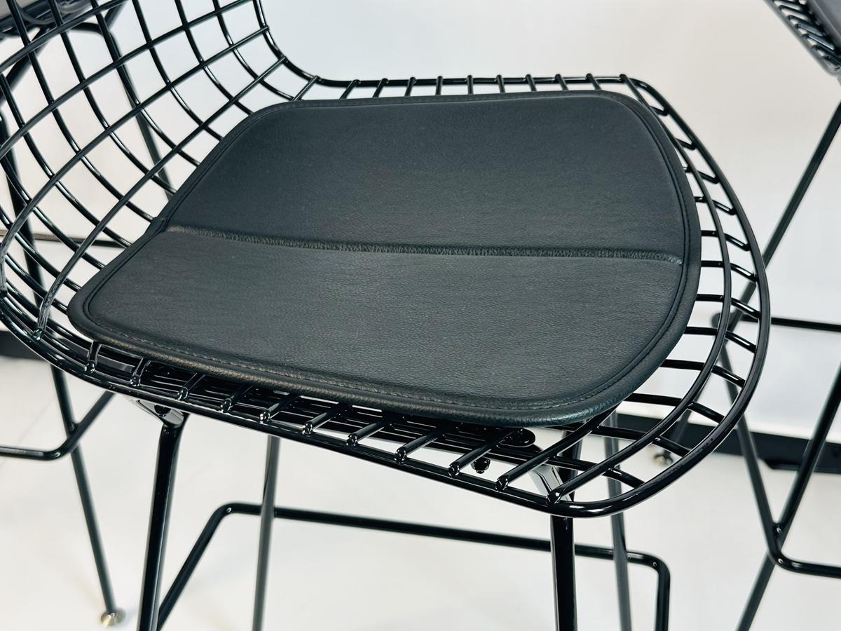 Cet ensemble de trois tabourets de bar Harry Bertoia pour Harris rehausse l'atmosphère de votre maison ou de votre bureau. Fabriquées avec un souci du détail irréprochable, ces chaises emblématiques sont à la fois élégantes et confortables.

 Chaque