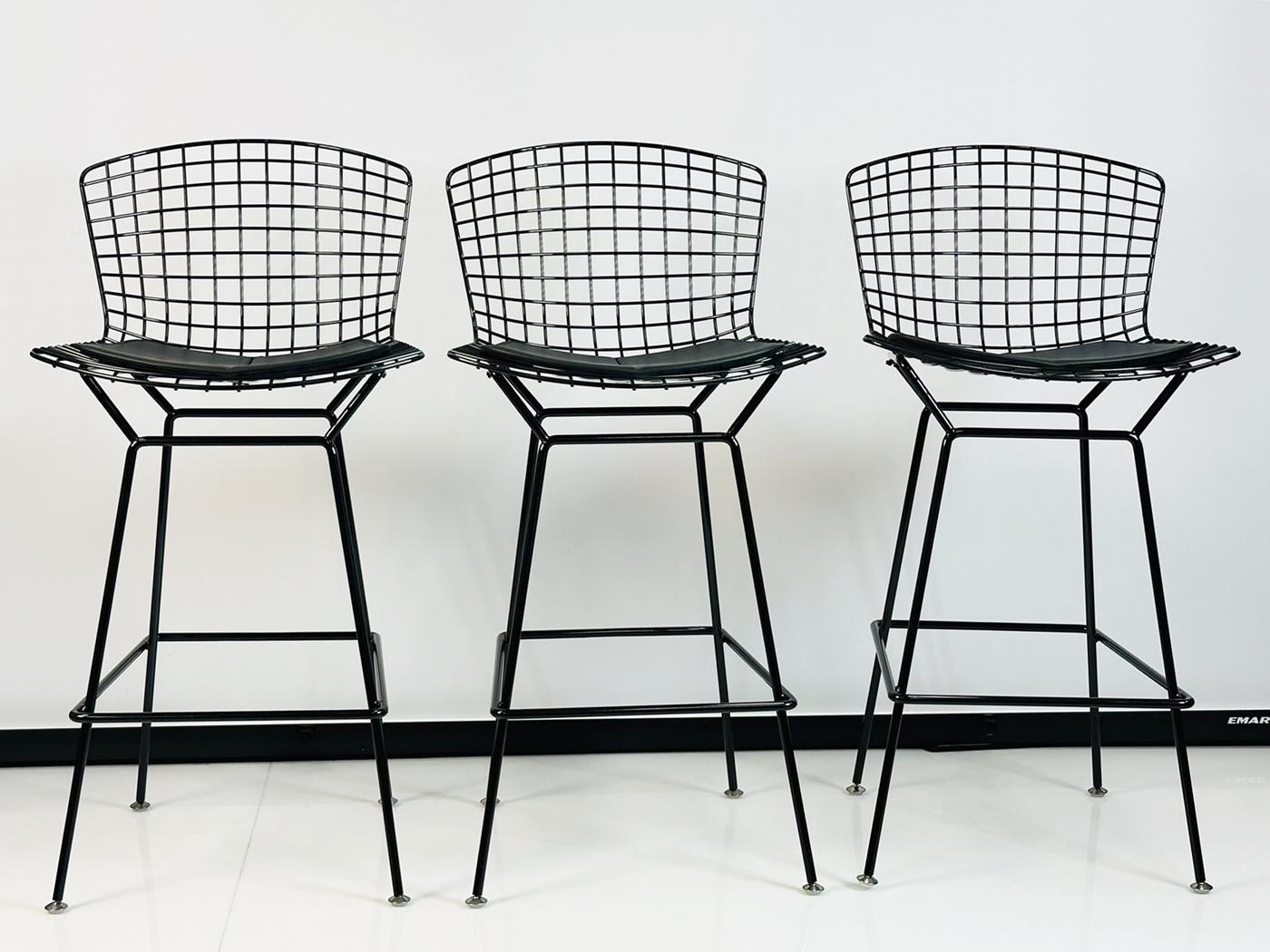 Mid-Century Modern Ensemble de trois tabourets de bar Harry Bertoia pour Knoll, signés et neufs dans leurs boîtes d'origine en vente