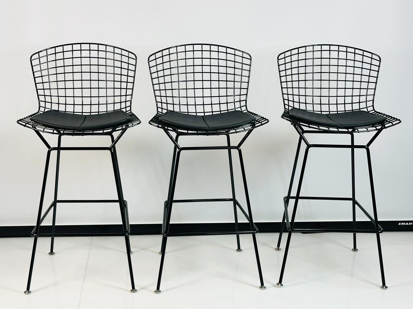 Américain Ensemble de trois tabourets de bar Harry Bertoia pour Knoll, signés et neufs dans leurs boîtes d'origine en vente