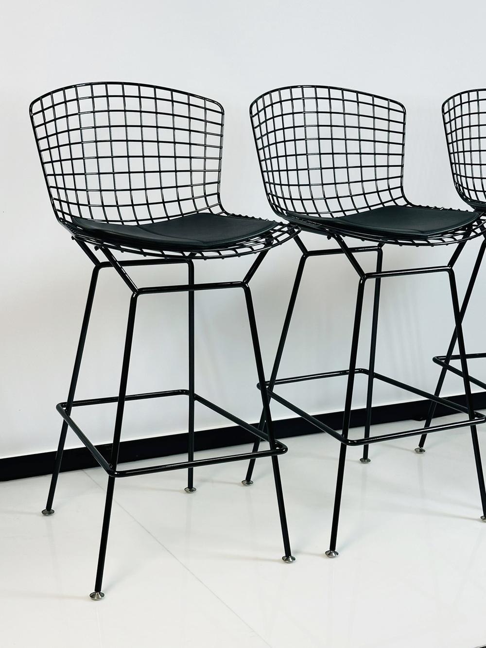 Anodisé Ensemble de trois tabourets de bar Harry Bertoia pour Knoll, signés et neufs dans leurs boîtes d'origine en vente