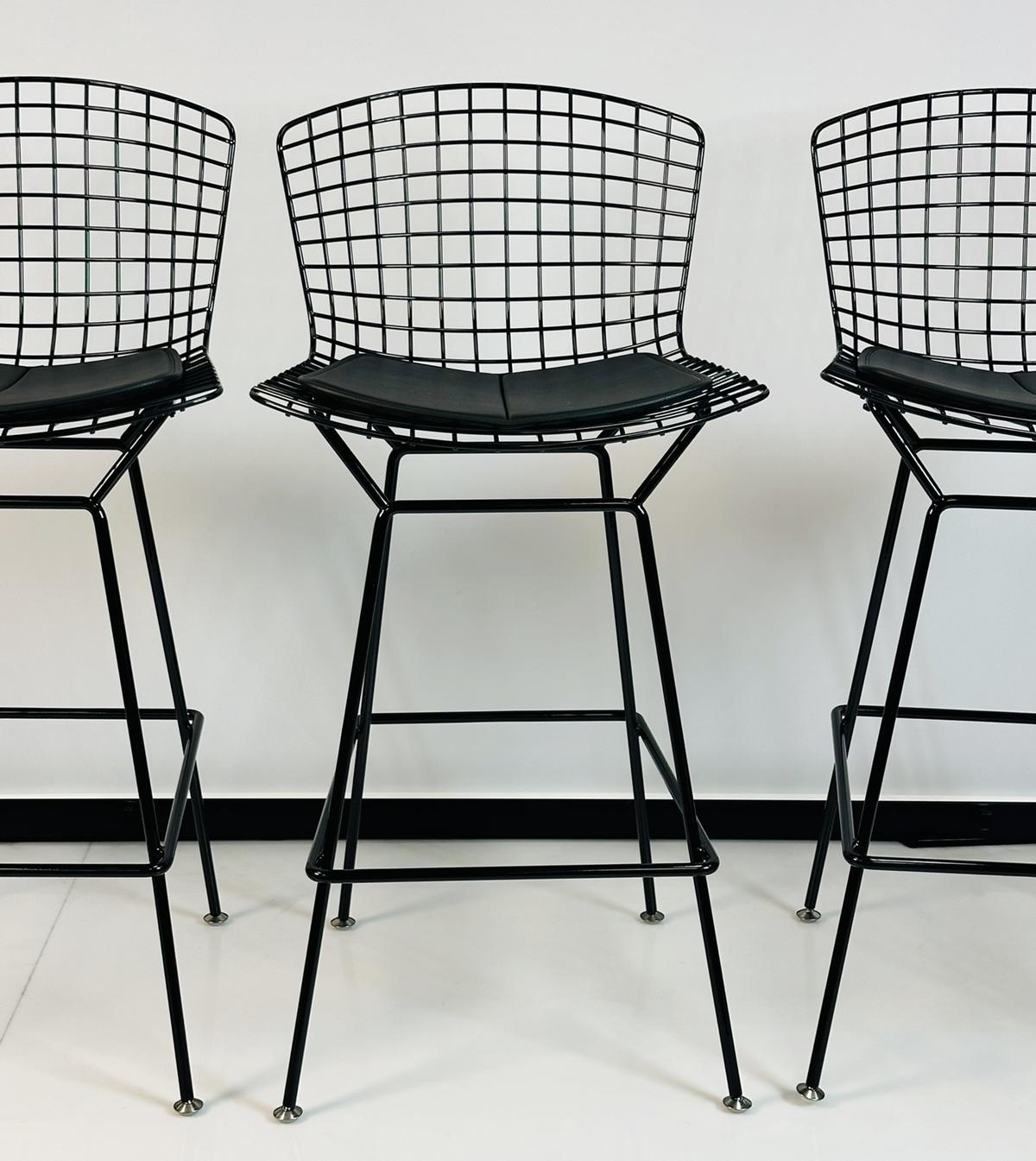 Ensemble de trois tabourets de bar Harry Bertoia pour Knoll, signés et neufs dans leurs boîtes d'origine Bon état - En vente à Los Angeles, CA