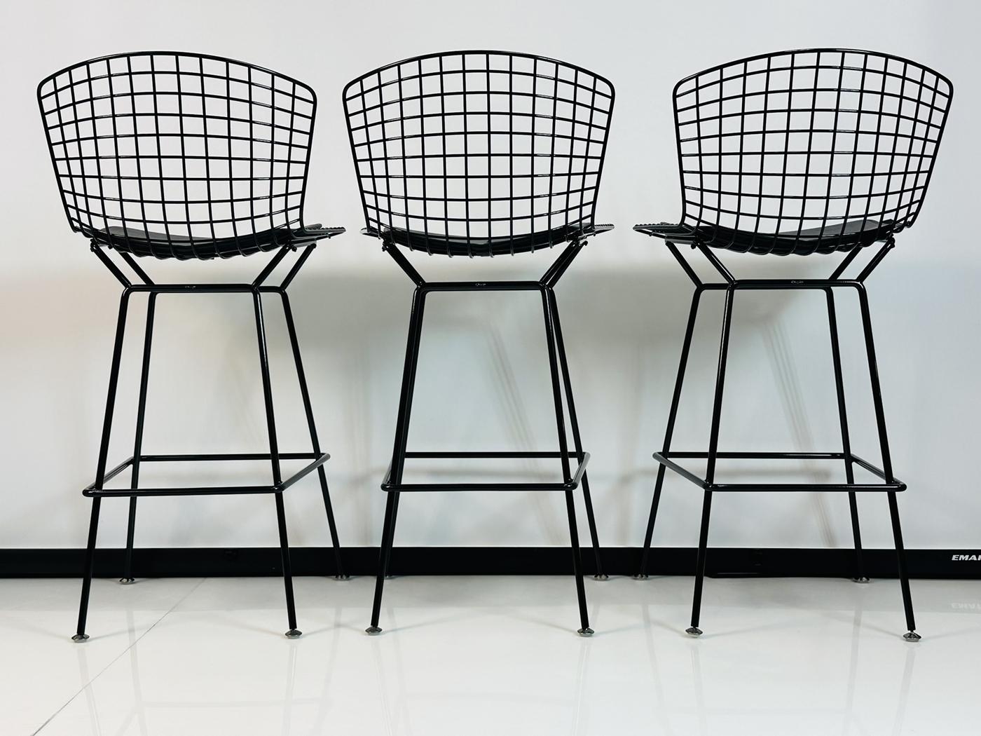 Acier Ensemble de trois tabourets de bar Harry Bertoia pour Knoll, signés et neufs dans leurs boîtes d'origine en vente