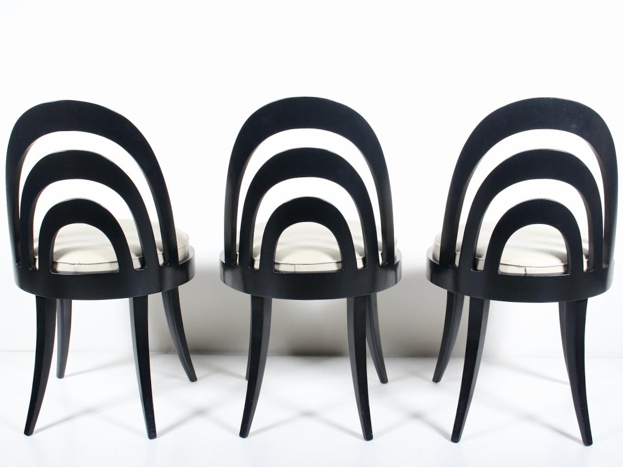 Satz von drei Harvey Probber-Esszimmerstühlen mit schwarzer Kamelrückenlehne, 1950er Jahre (Moderne der Mitte des Jahrhunderts) im Angebot