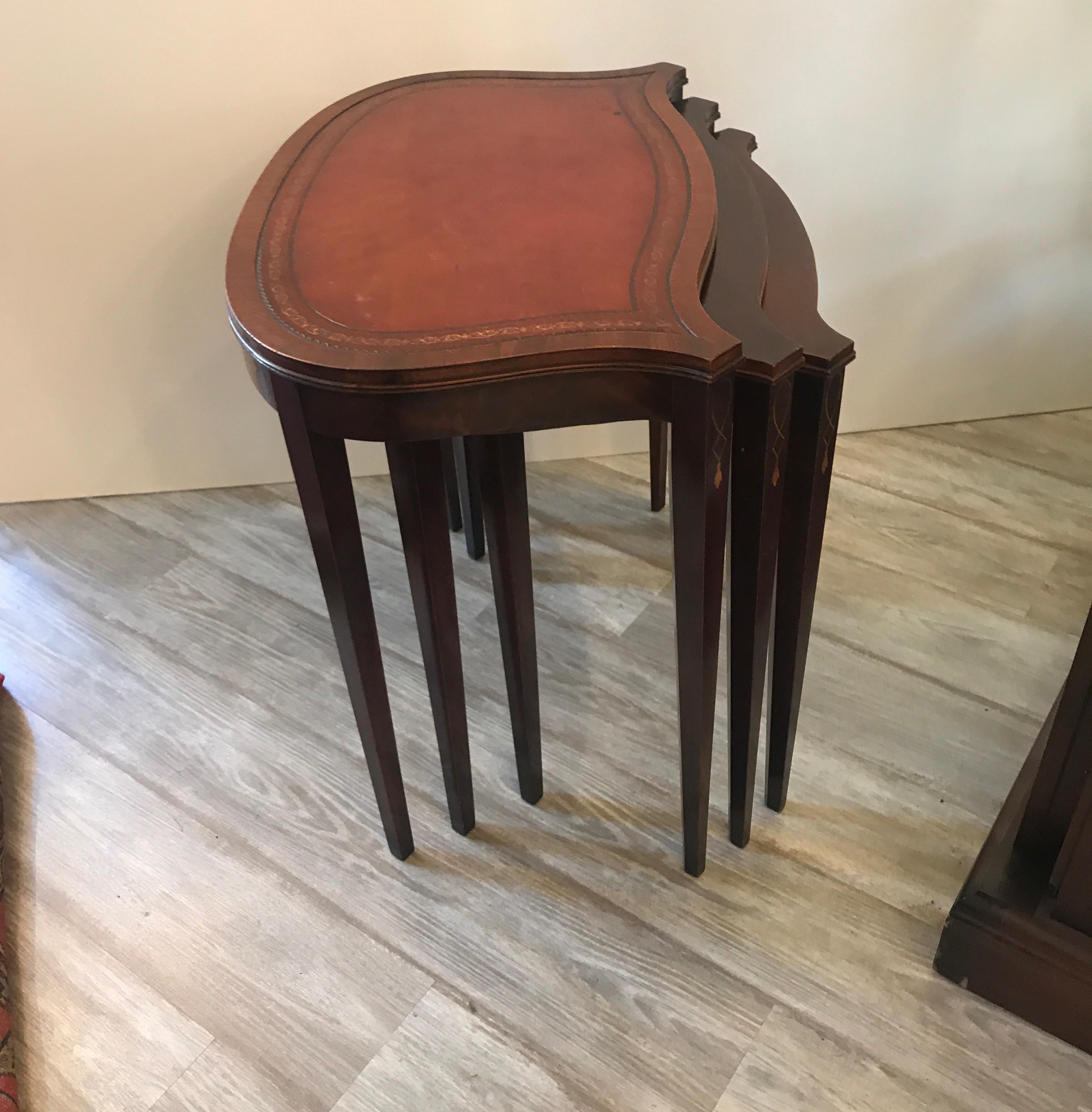 Set of Three Hepplewhite Style Mahogany Nesting Tables In Good Condition In Lambertville, NJ