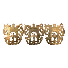 Ensemble de trois assiettes héraldiques, bronze, 18ème siècle