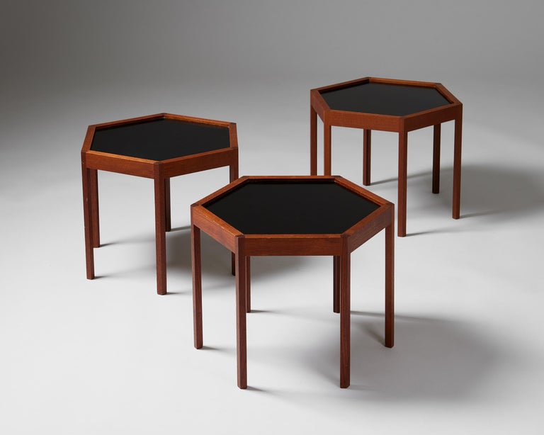 Set of three hexagonal side tables designed by Hans C. Andersen,
Denmark. 1960s.
Teak with formica top.

Measures: H: 37 cm / 1' 2 1/2