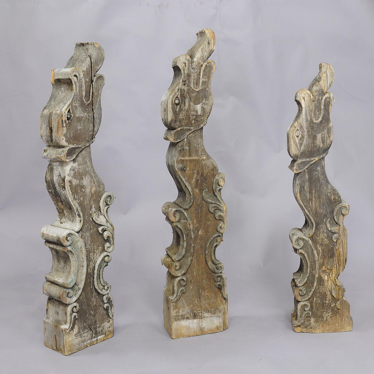Cet ensemble de trois poutres anciennes en bois massif à tête de dragon provient d'une maison bavaroise à colombages située dans la région de Garmisch Partenkirchen, en Allemagne. Ils sont sculptés comme des dragons créatifs, la langue pendante.