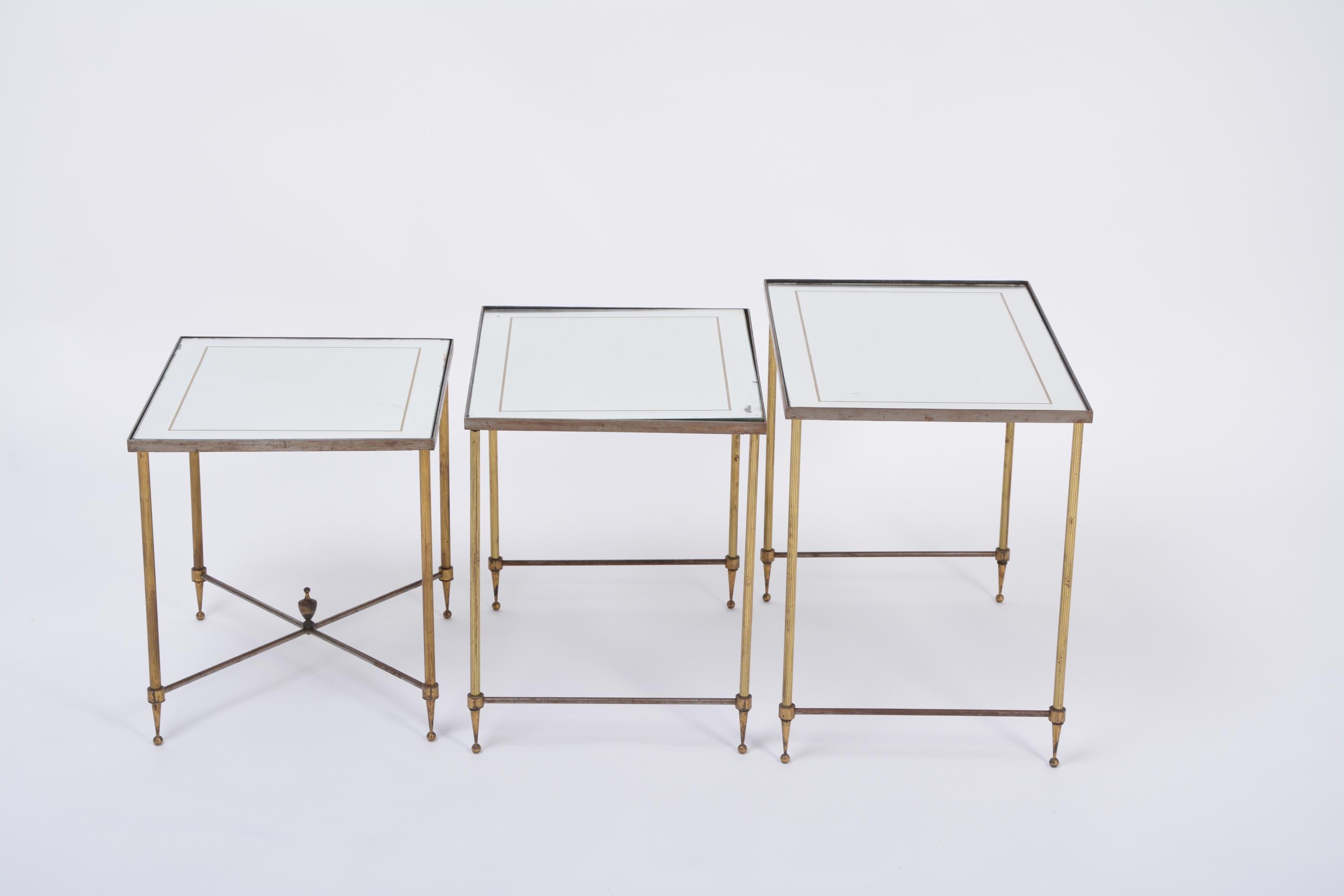 Set of Three Hollywood Regency Brass an Glass Nesting Tables Maison Jansen Style In Good Condition For Sale In Berlin, DE
