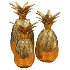 Ensemble de trois bougeoirs ananas en laiton de style Hollywood Regency