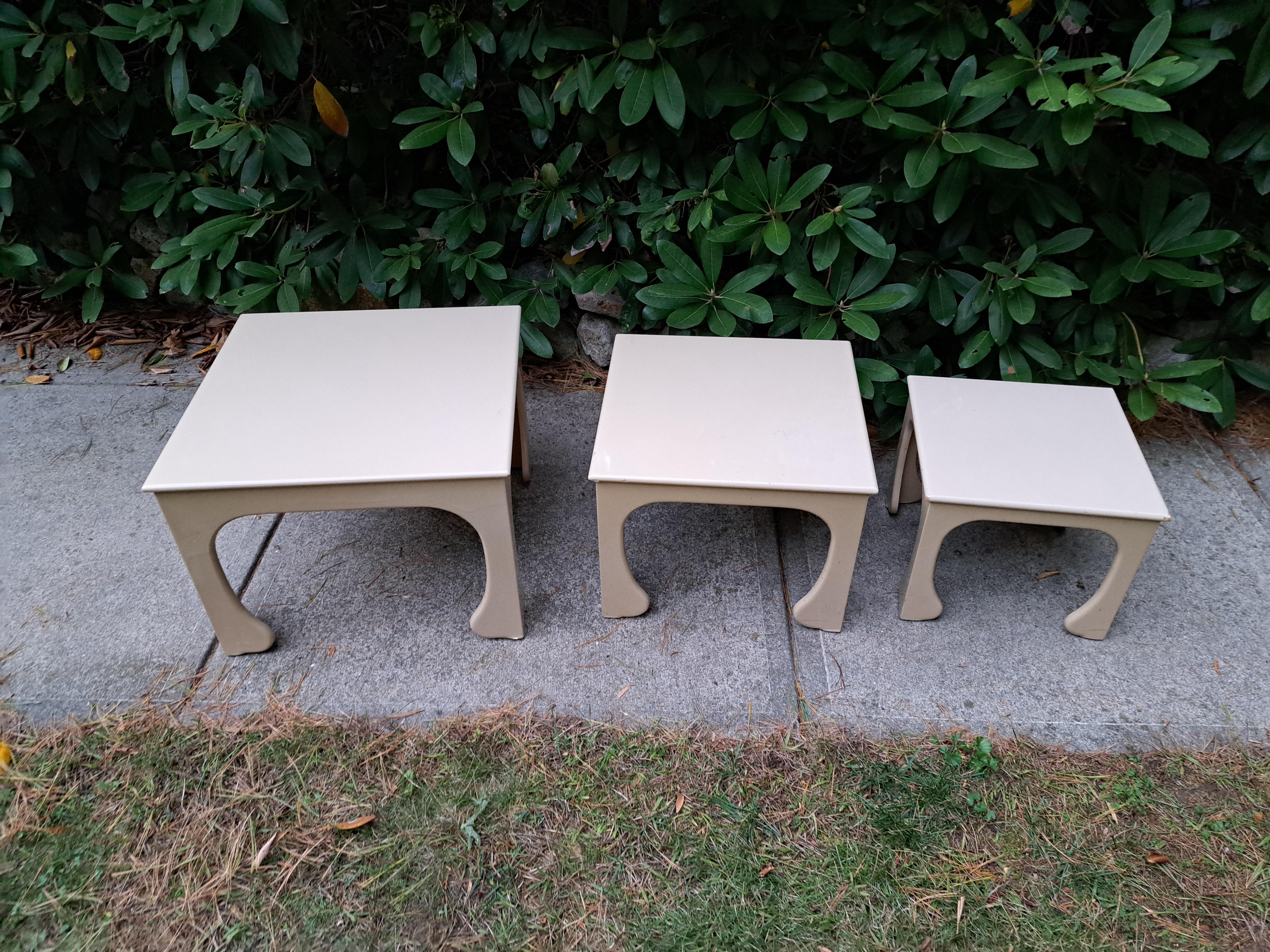 Italiano Set di tre tavolini da nido con gambe curve Hollywood Regency in vendita