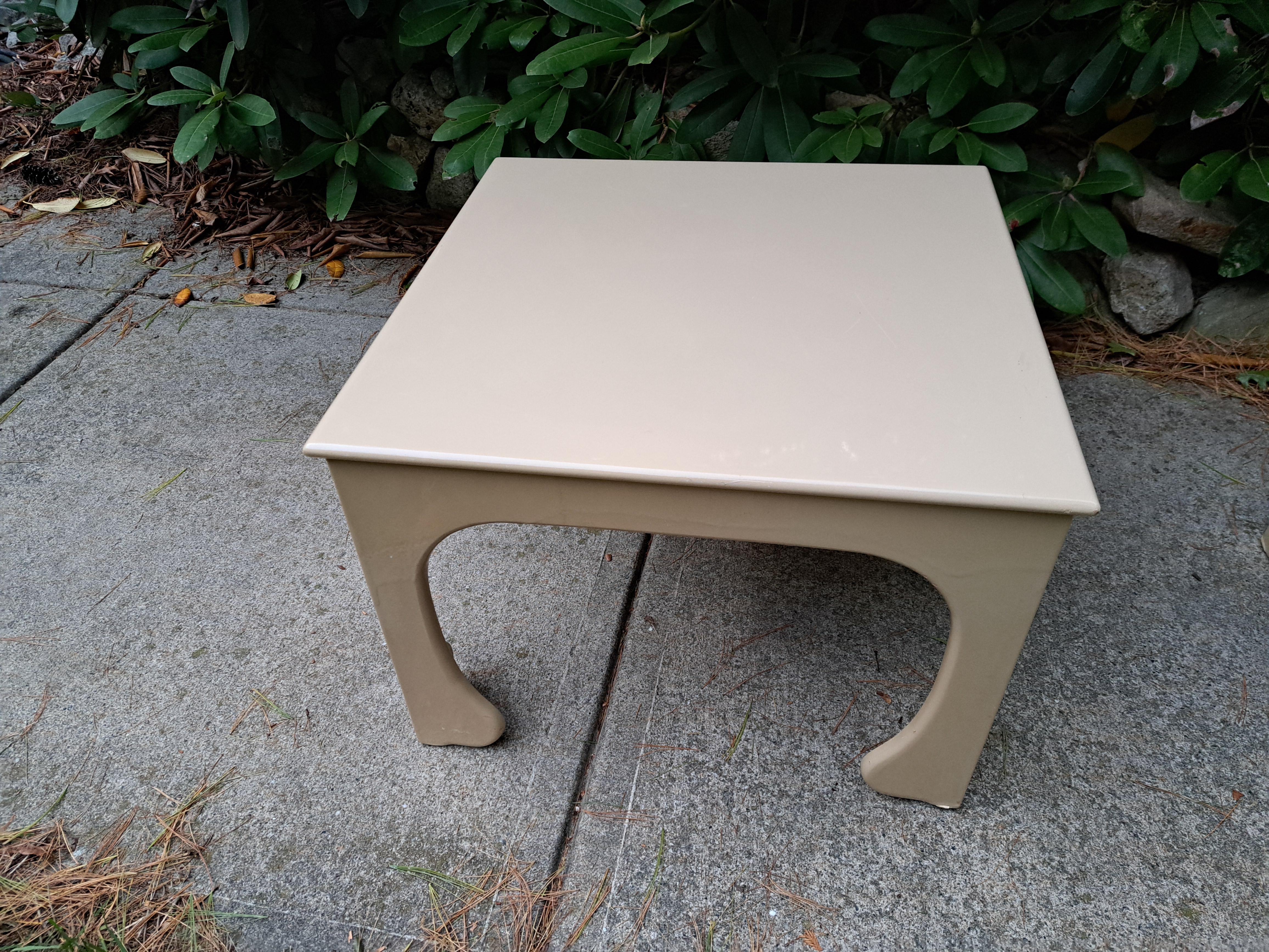 Laccato Set di tre tavolini da nido con gambe curve Hollywood Regency in vendita