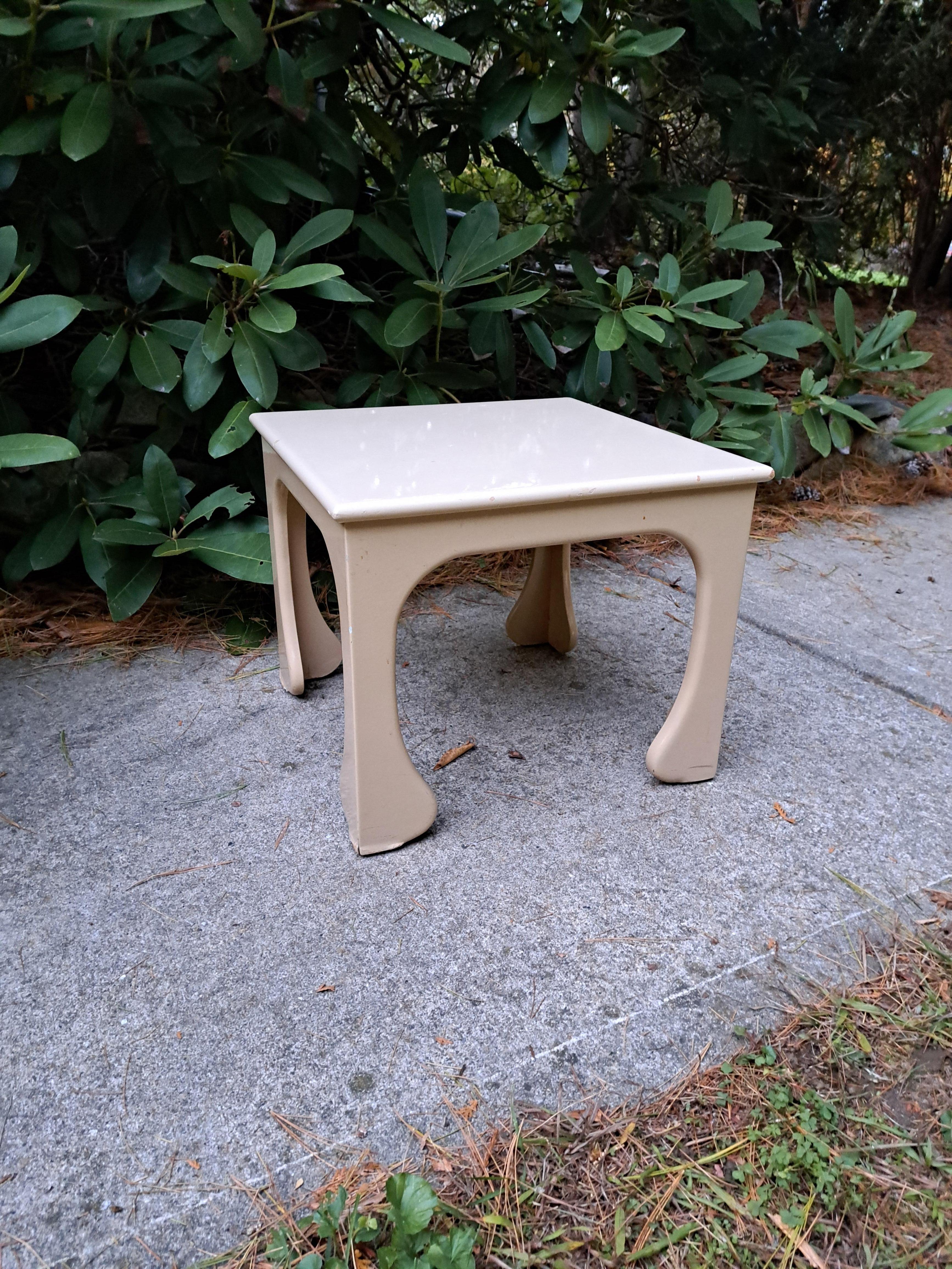 XX secolo Set di tre tavolini da nido con gambe curve Hollywood Regency in vendita