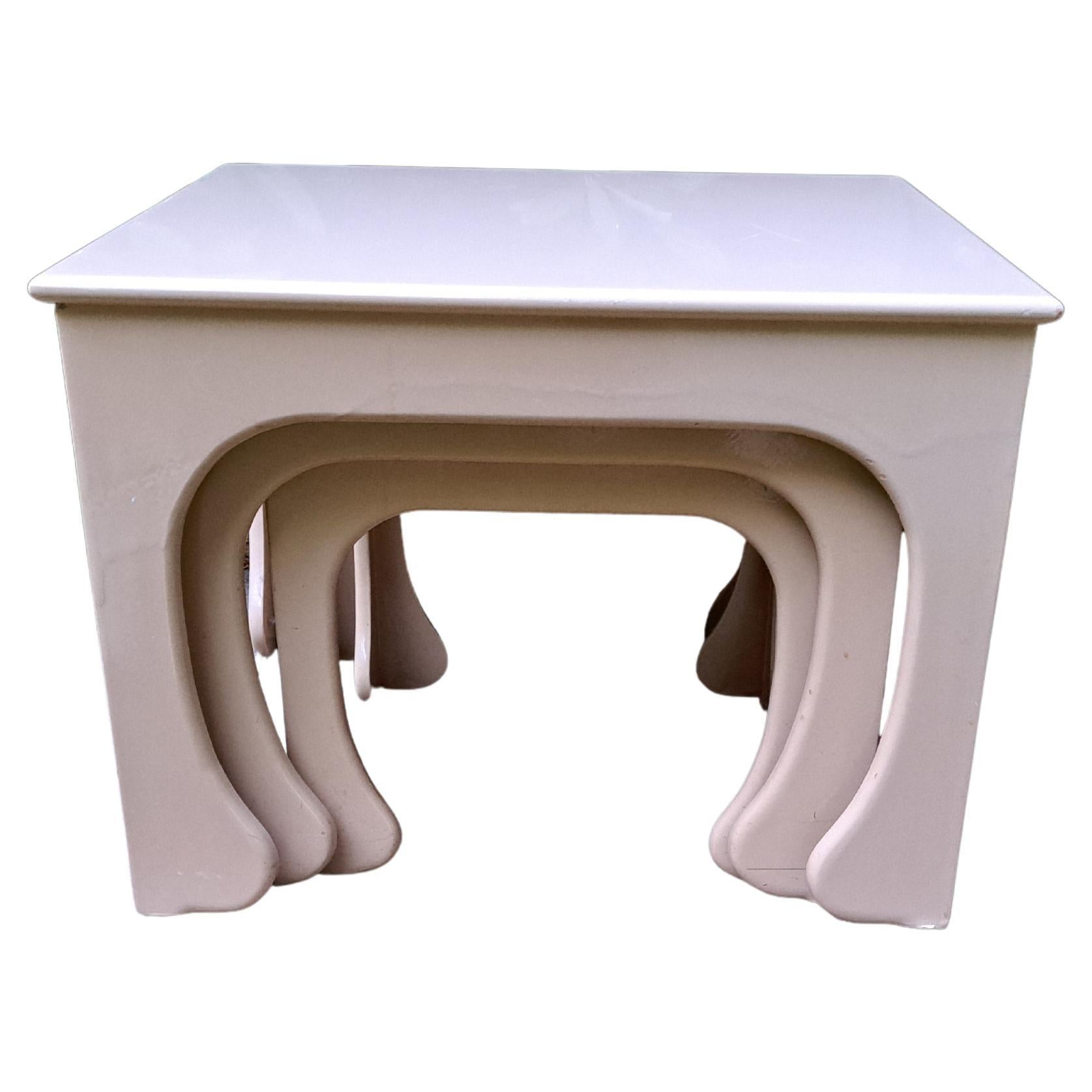 Set di tre tavolini da nido con gambe curve Hollywood Regency in vendita