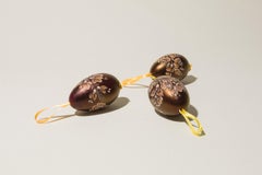 Juego de tres huevos de ganso decorados en húngaro, esmalte eozin y motivos rayados