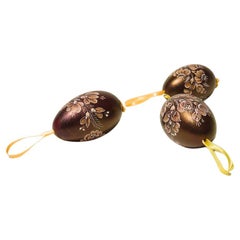 Juego de tres huevos de ganso decorados en húngaro, esmalte eozin y motivos rayados