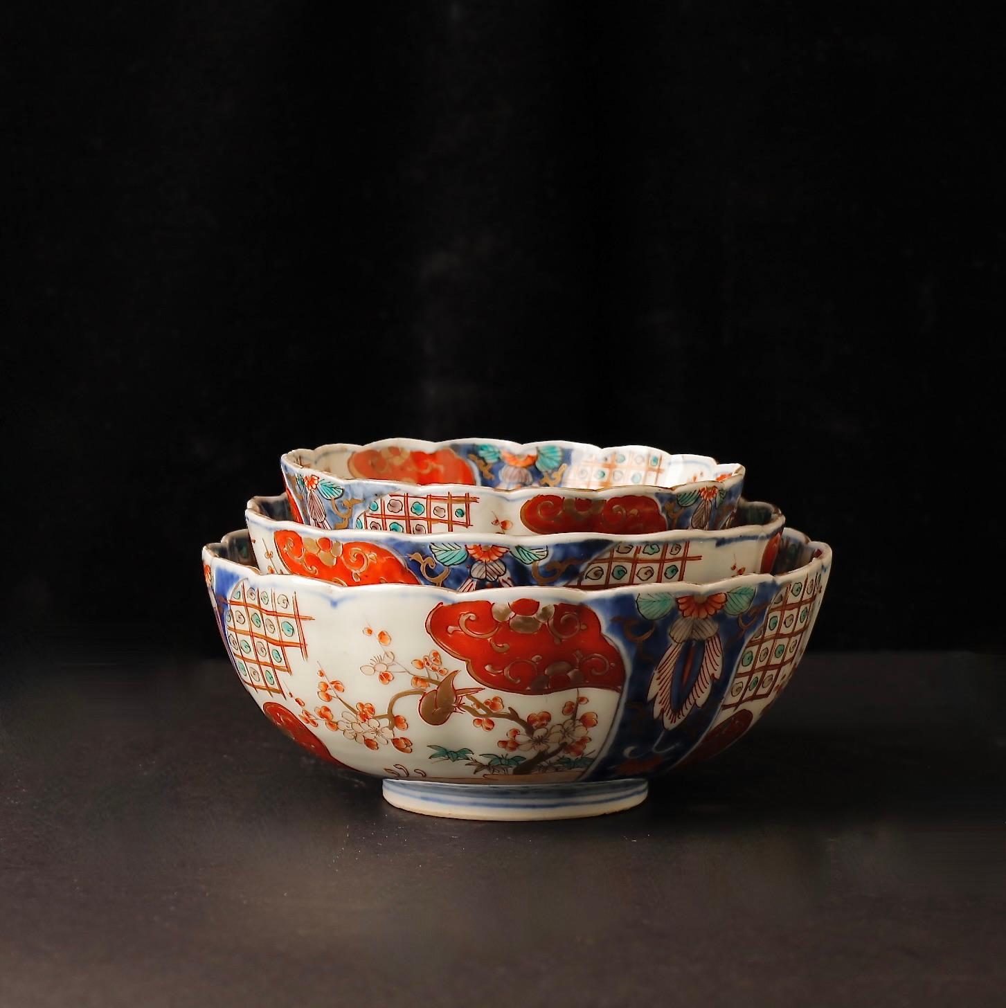 Un bel et charmant ensemble de trois bols en porcelaine Imari peints à la main, datant de la fin de la période Edo au début de la période Meiji (19e siècle). Chaque bol présente une décoration traditionnelle en bleu sous glaçure et en rouge et or
