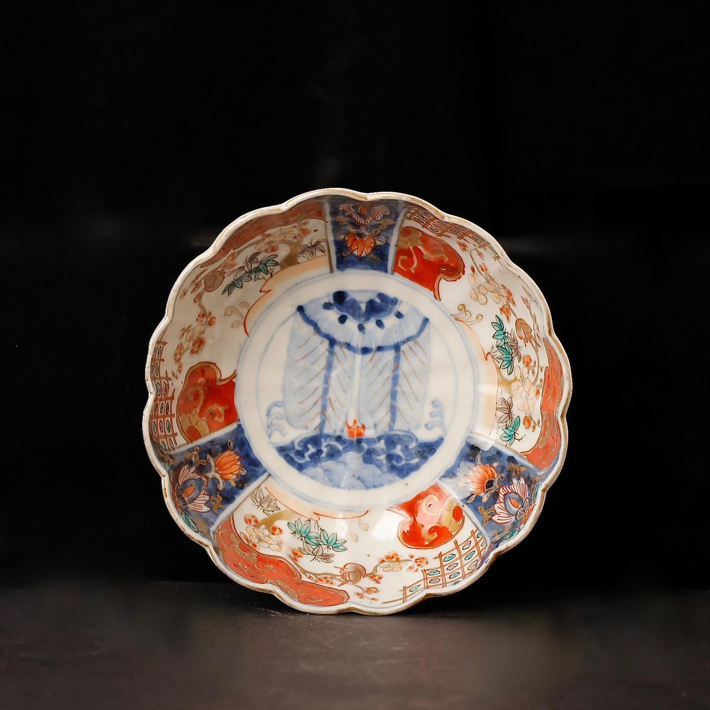 Japonais Ensemble de trois bols en porcelaine Imari - Fin de l'ère Edo au début de l'ère Meiji, 19e siècle en vente