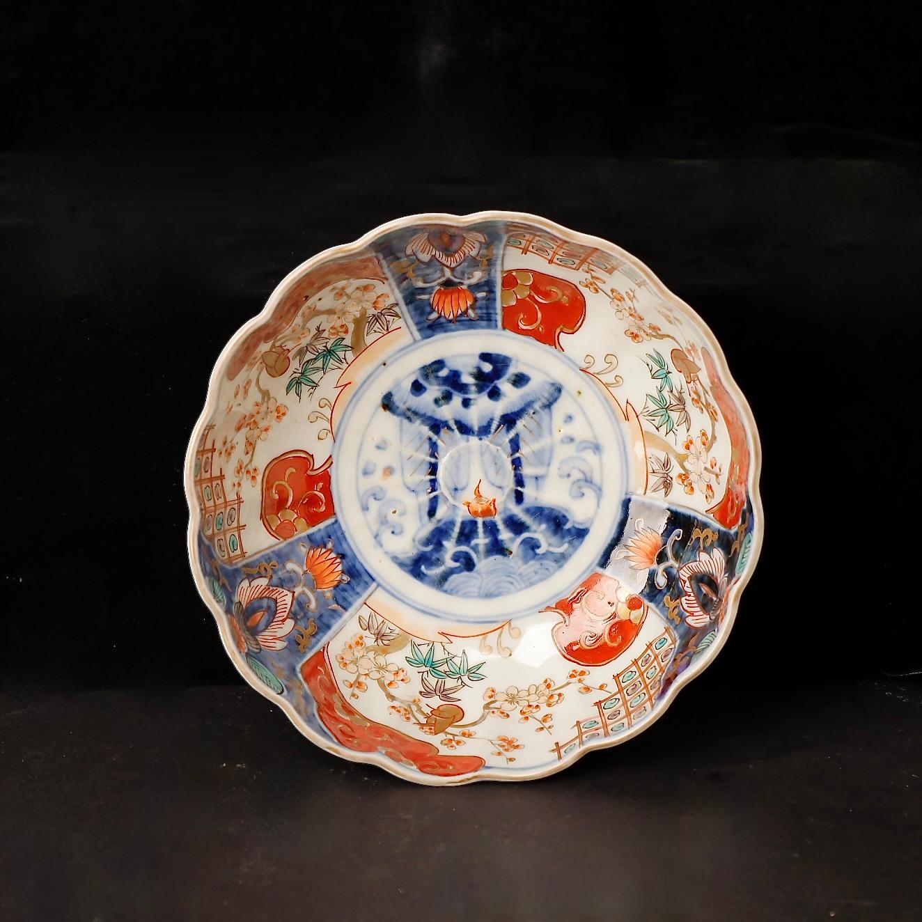 Peint à la main Ensemble de trois bols en porcelaine Imari - Fin de l'ère Edo au début de l'ère Meiji, 19e siècle en vente