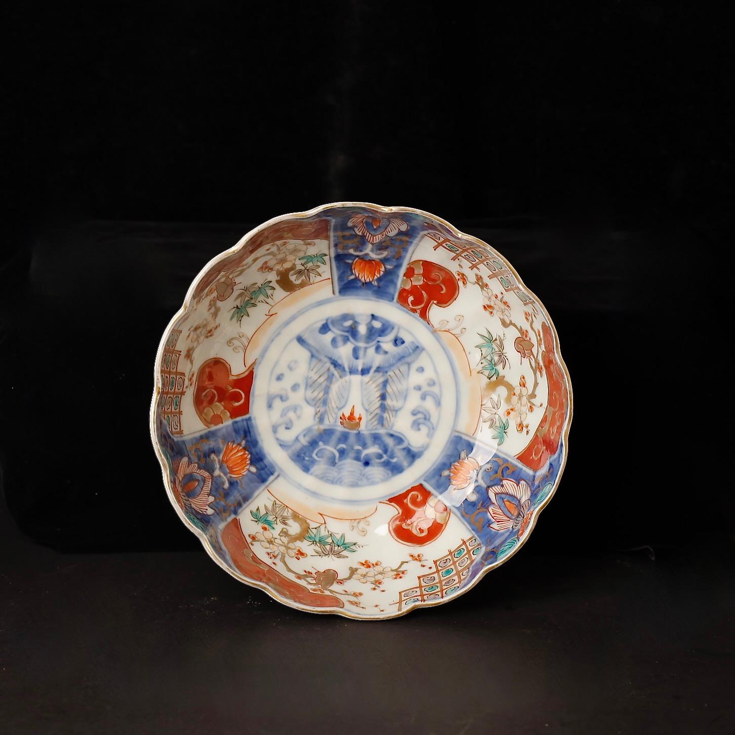 Ensemble de trois bols en porcelaine Imari - Fin de l'ère Edo au début de l'ère Meiji, 19e siècle Bon état - En vente à Fukuoka, JP