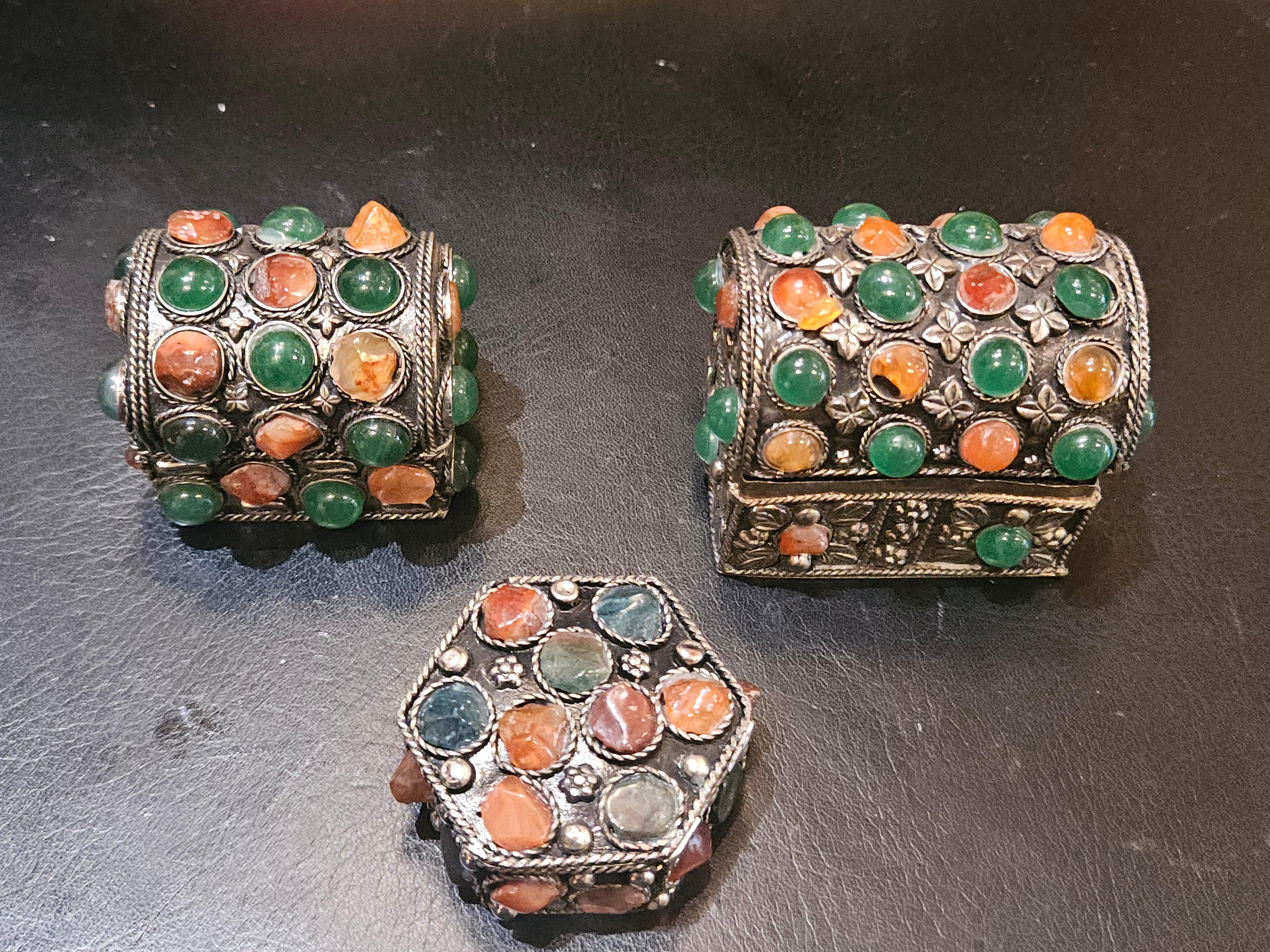 Il seguente articolo che ti offriamo è un bellissimo set di 3 importanti cofanetti di pietre semi-preziose composto da diversi colori di agata autentica. Ciascuna intarsiata in un astuccio d'argento per gioielli/cartouche. Estratto da una collezione