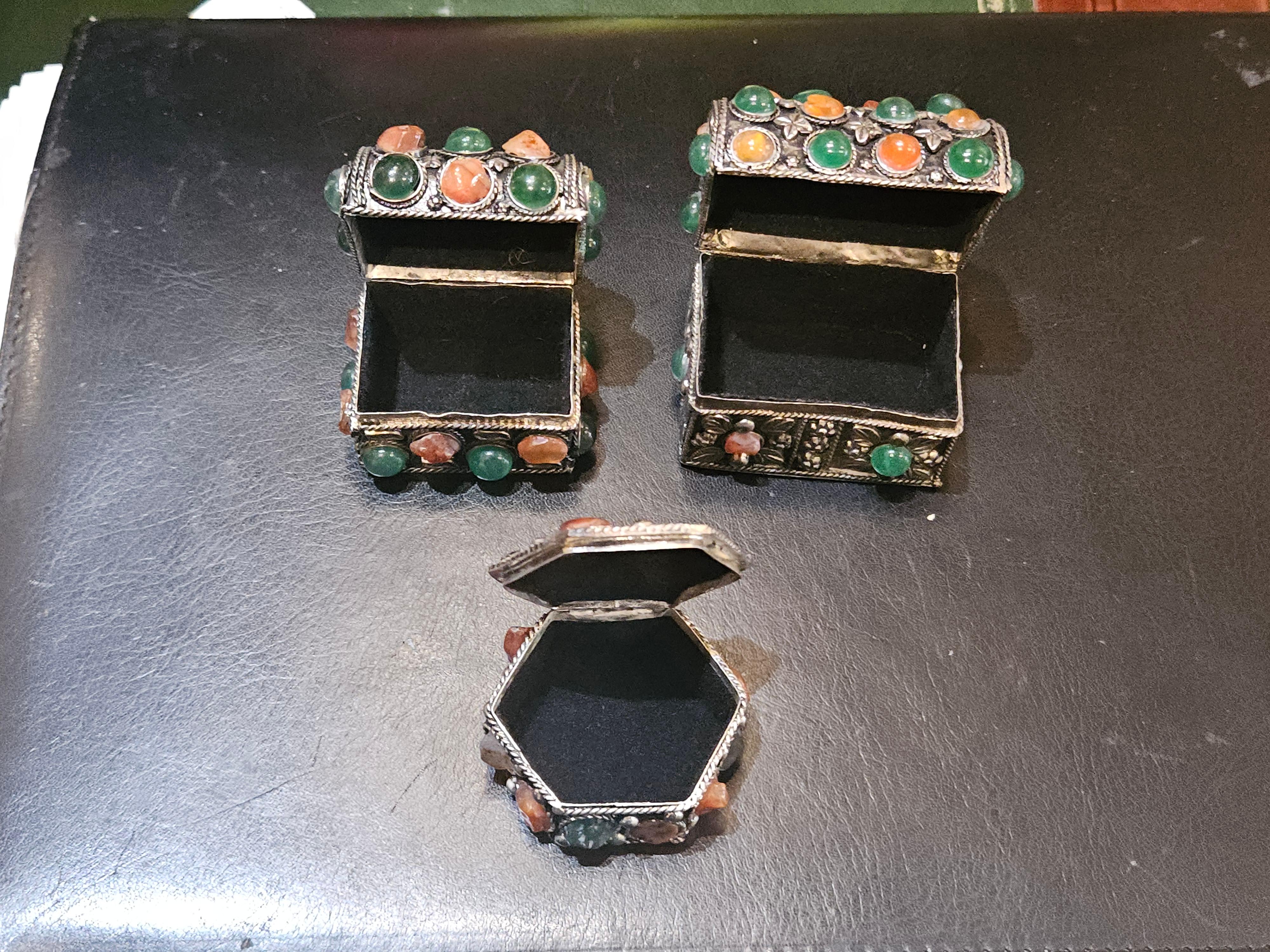 Marocchino Set di tre importanti e bellissime scatole intarsiate in argento con pietre semipreziose di agata in vendita