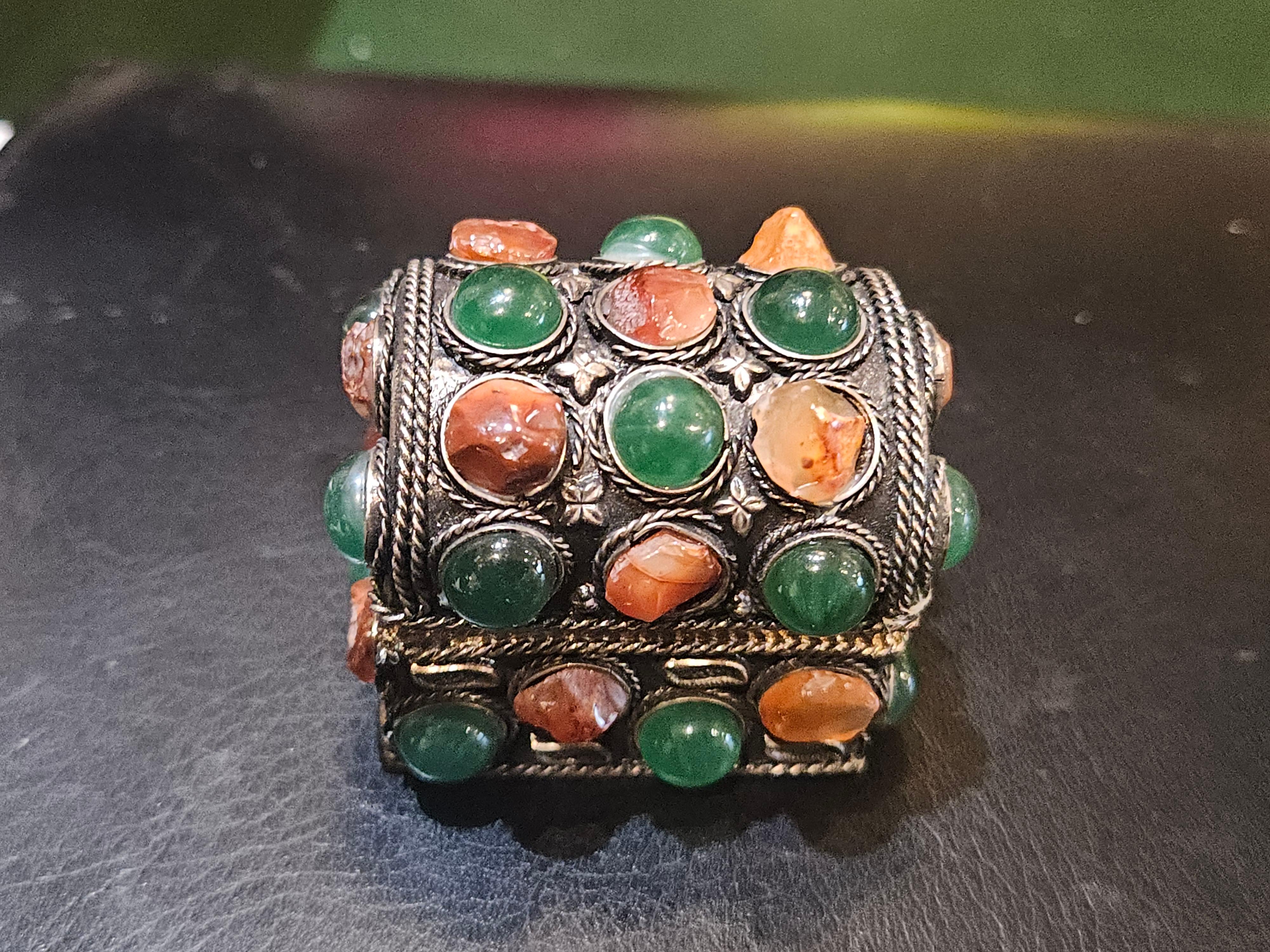XX secolo Set di tre importanti e bellissime scatole intarsiate in argento con pietre semipreziose di agata in vendita