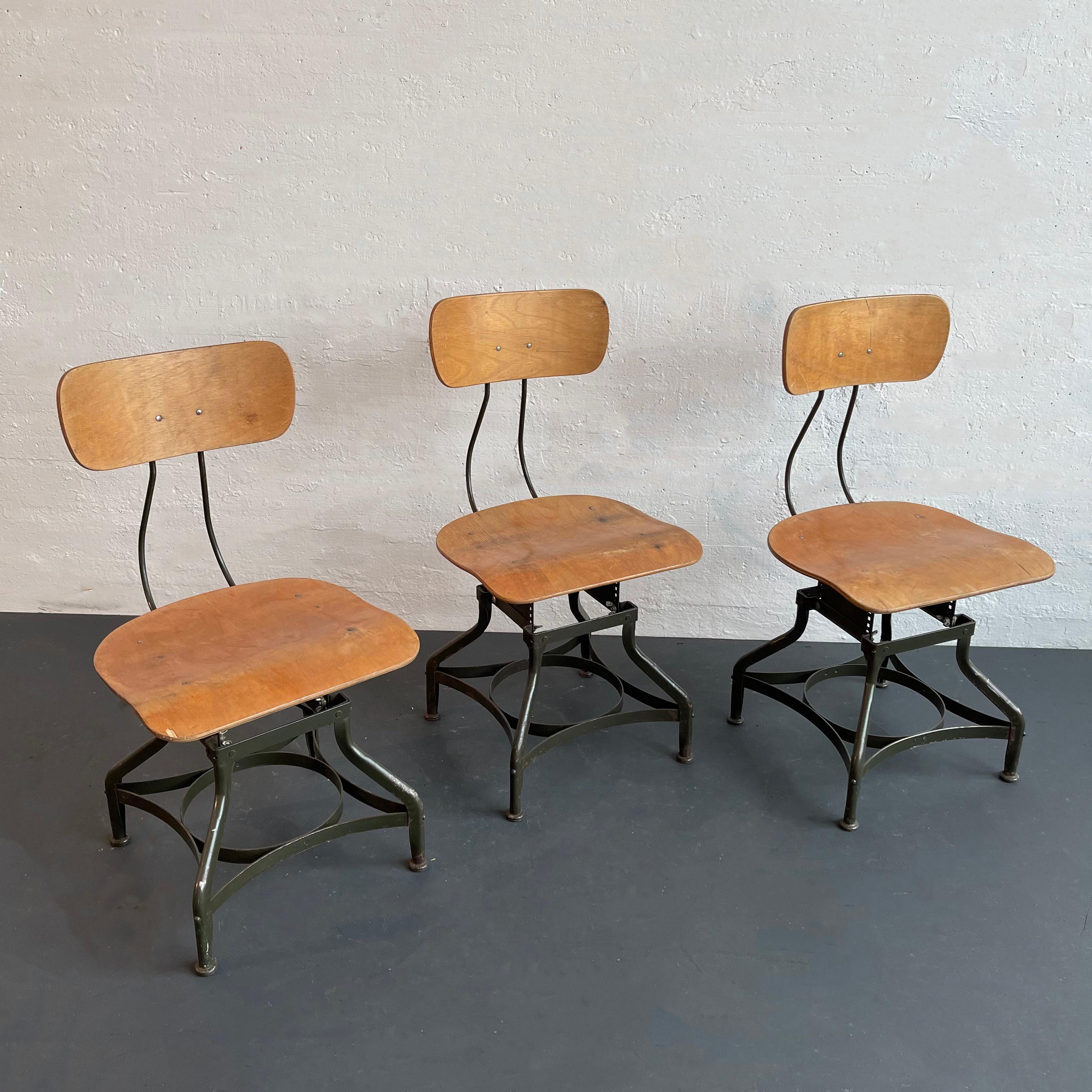Industriel Ensemble de trois chaises de magasin industrielles réglables par Toledo Metal Furniture Co. en vente