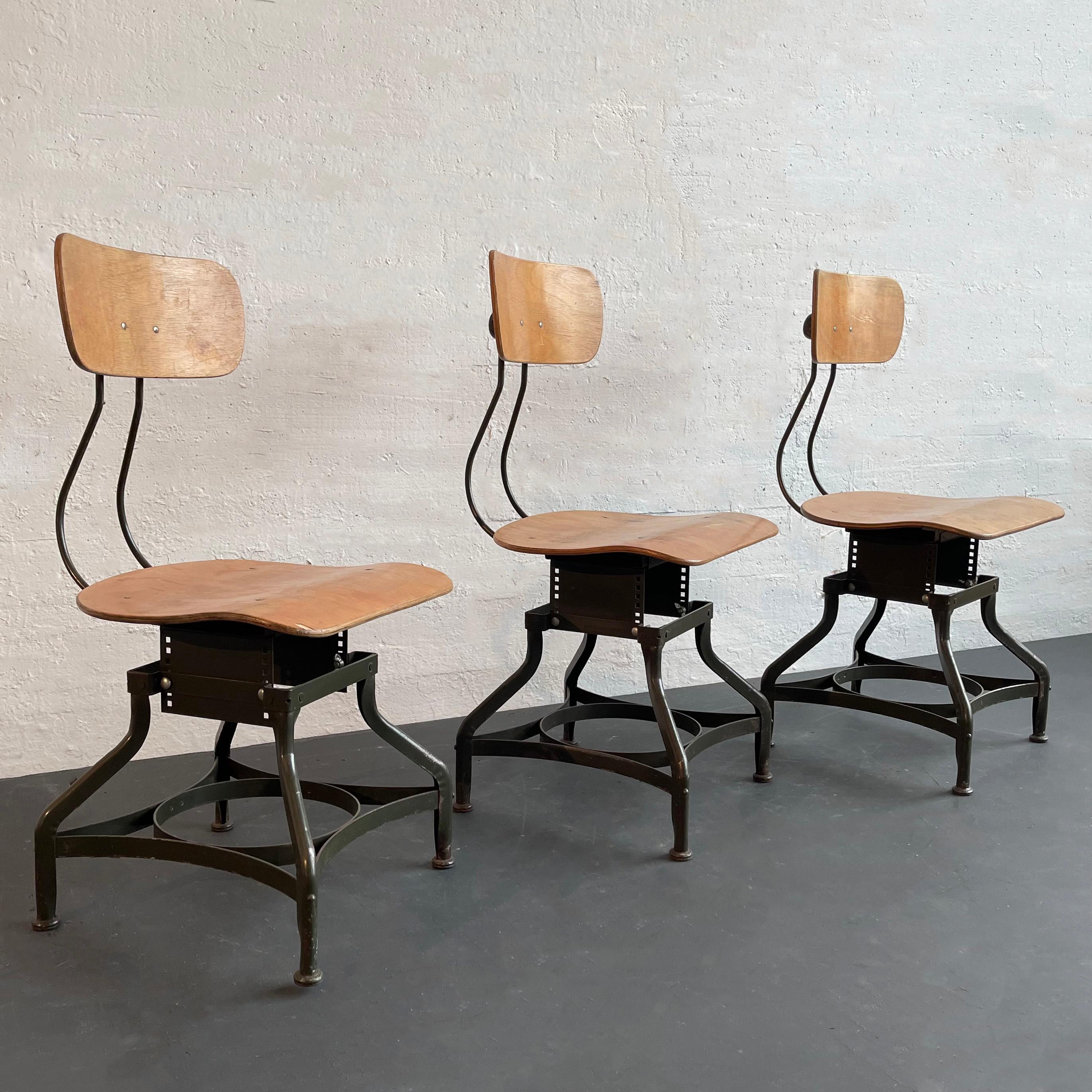Américain Ensemble de trois chaises de magasin industrielles réglables par Toledo Metal Furniture Co. en vente
