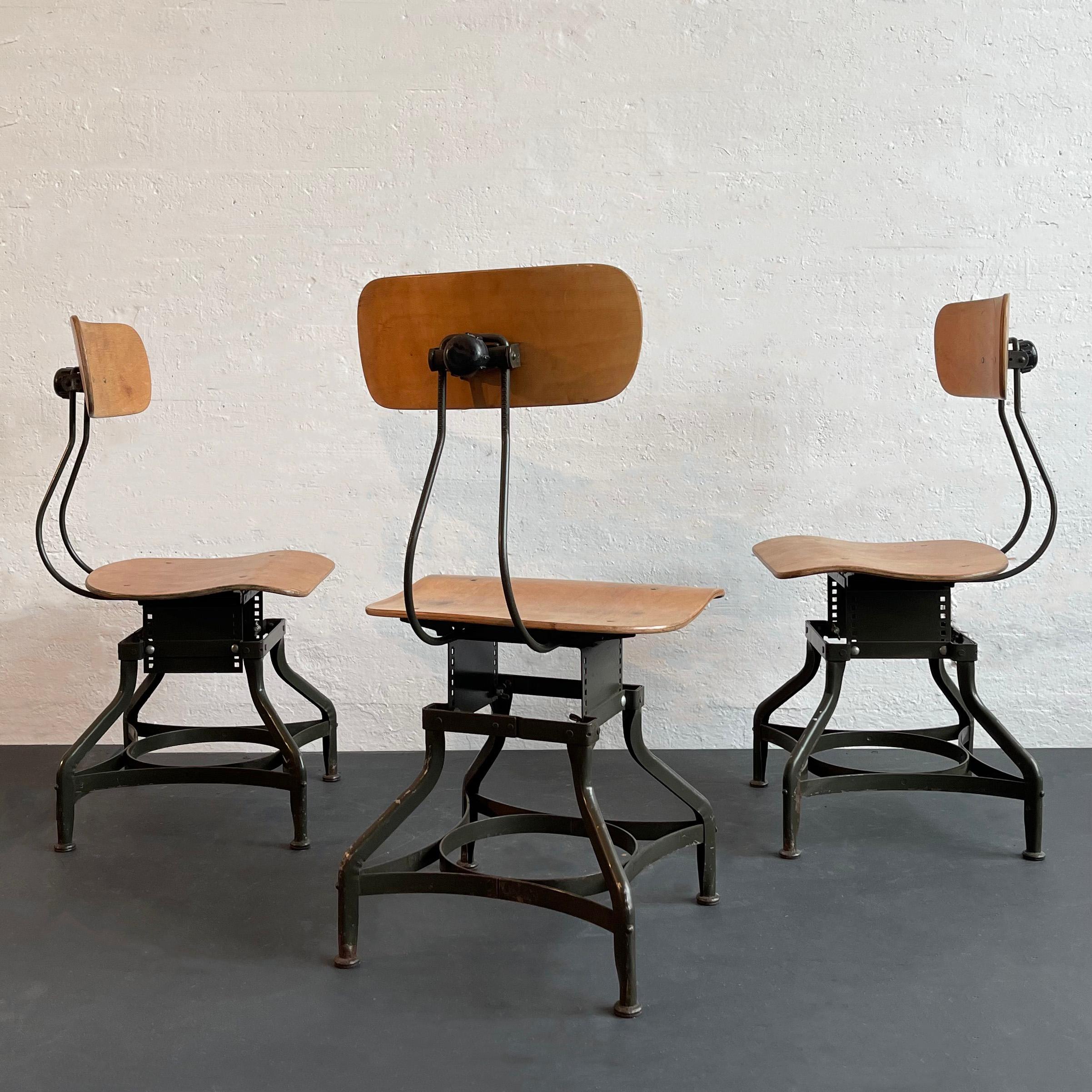 Ensemble de trois chaises de magasin industrielles réglables par Toledo Metal Furniture Co. Bon état - En vente à Brooklyn, NY
