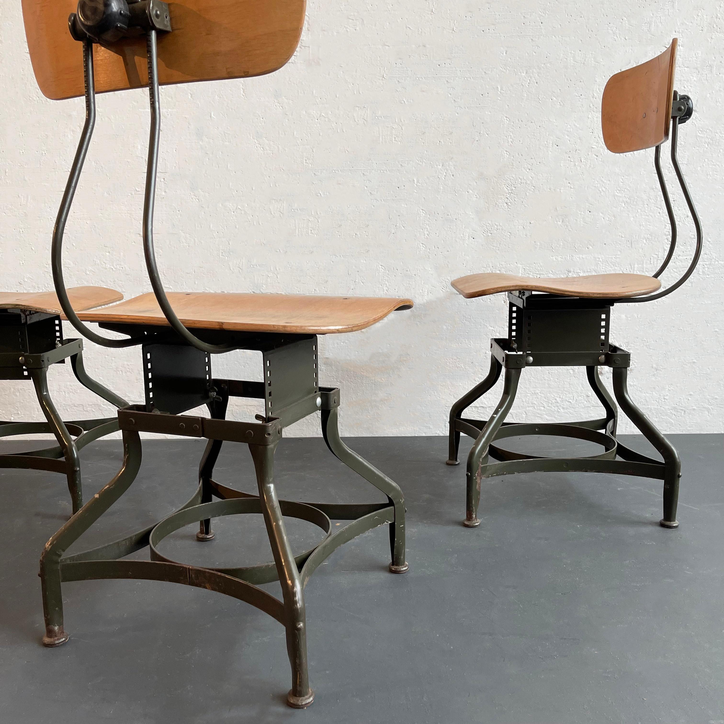 20ième siècle Ensemble de trois chaises de magasin industrielles réglables par Toledo Metal Furniture Co. en vente