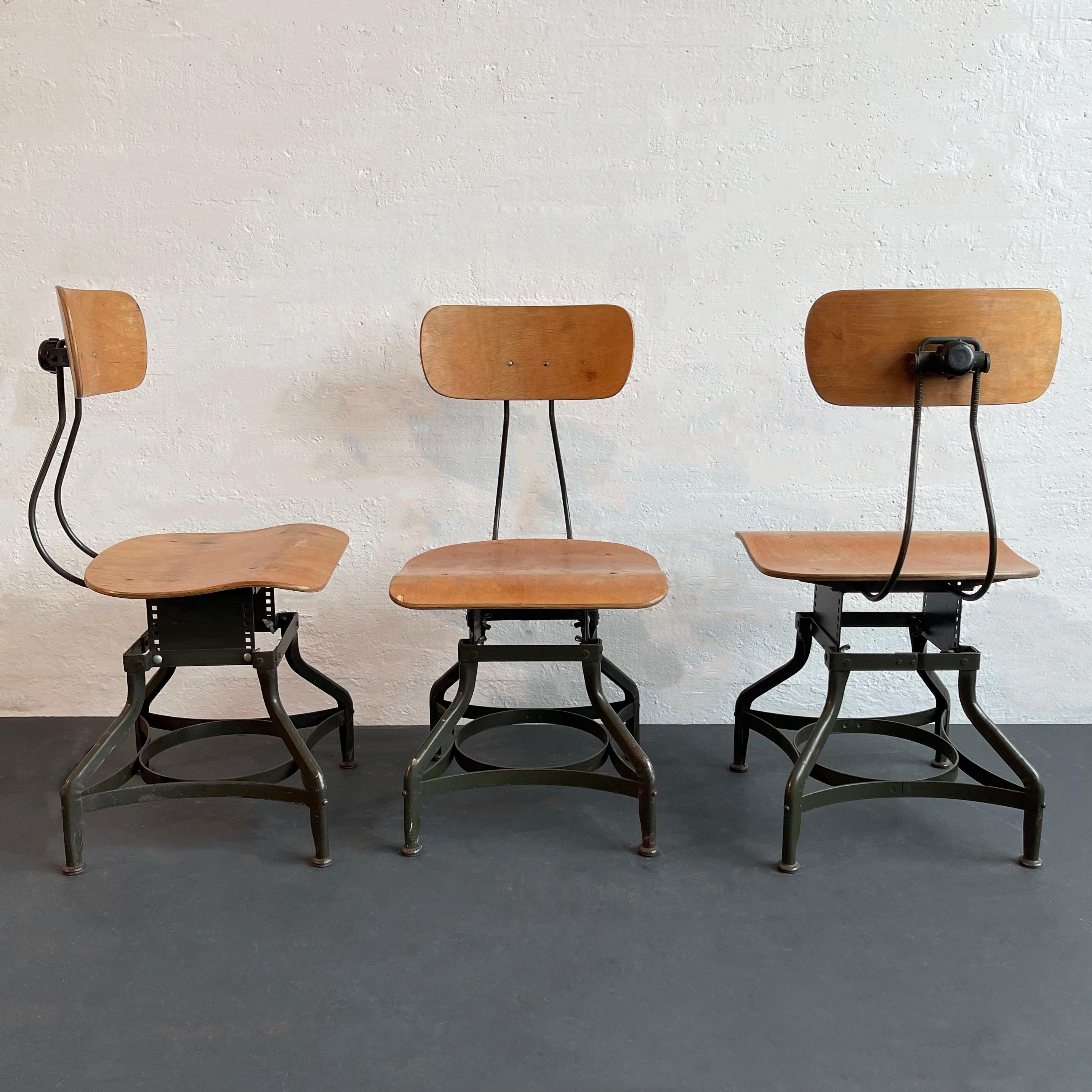 Acier Ensemble de trois chaises de magasin industrielles réglables par Toledo Metal Furniture Co. en vente
