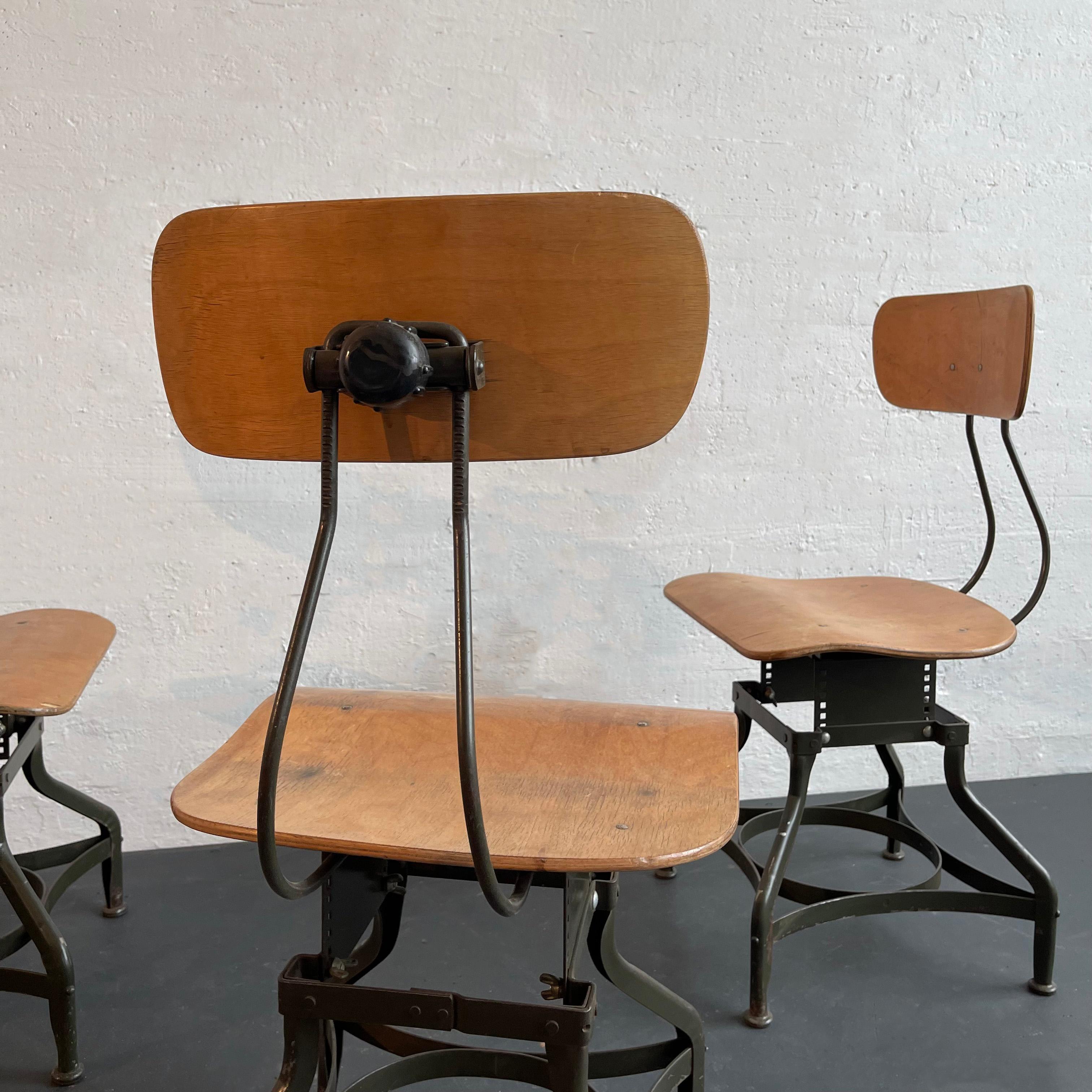 Ensemble de trois chaises de magasin industrielles réglables par Toledo Metal Furniture Co. en vente 1