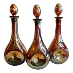 Set di tre bottiglie di vetro iridescente, vendute singolarmente