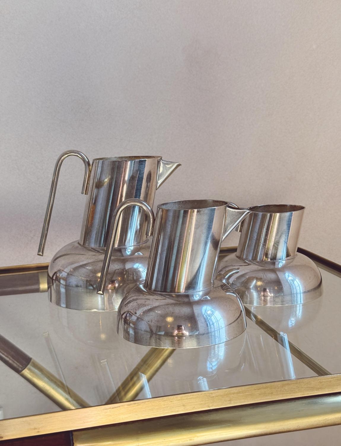 Un meraviglioso set di brocche placcate in argento realizzate in Italia negli anni '60 con il timbro Eros Italy sulla base. Le tre caraffe possono essere utilizzate per il caffè o per l'aperitivo e sarebbero perfette in qualsiasi bar o cucina di
