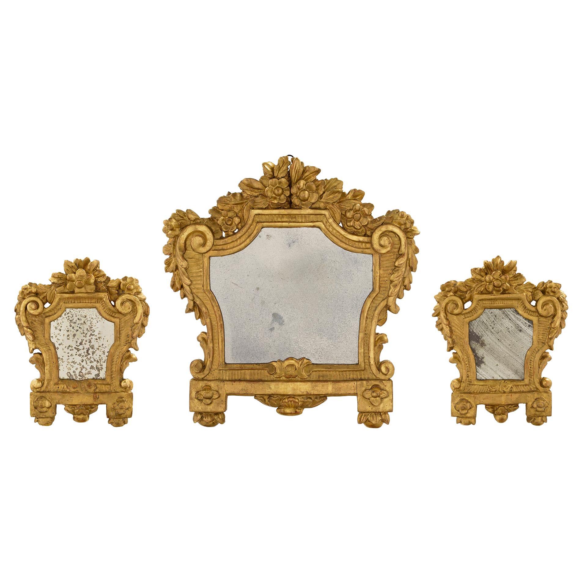 Ensemble de trois miroirs italiens en bois doré d'époque Louis XV du 18ème siècle