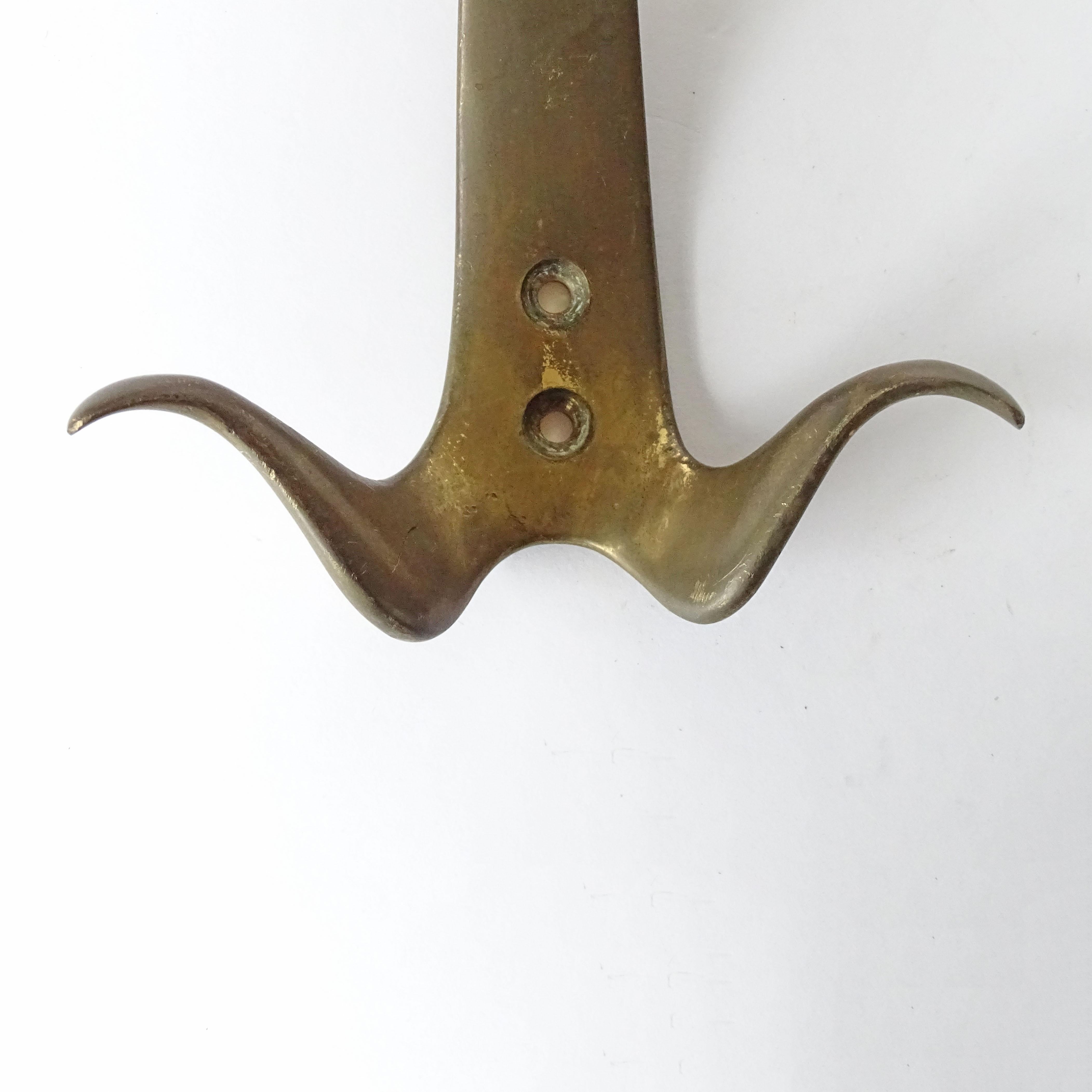 Mid-Century Modern Ensemble de trois porte-manteaux muraux en laiton des années 1950 en vente