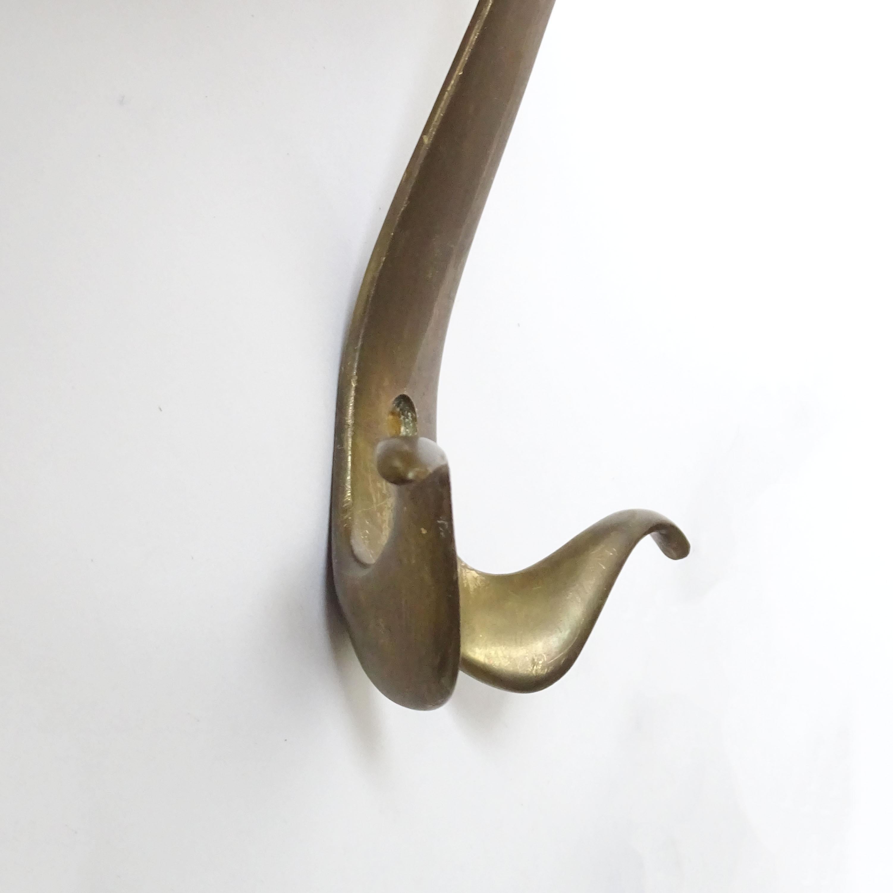 italien Ensemble de trois porte-manteaux muraux en laiton des années 1950 en vente