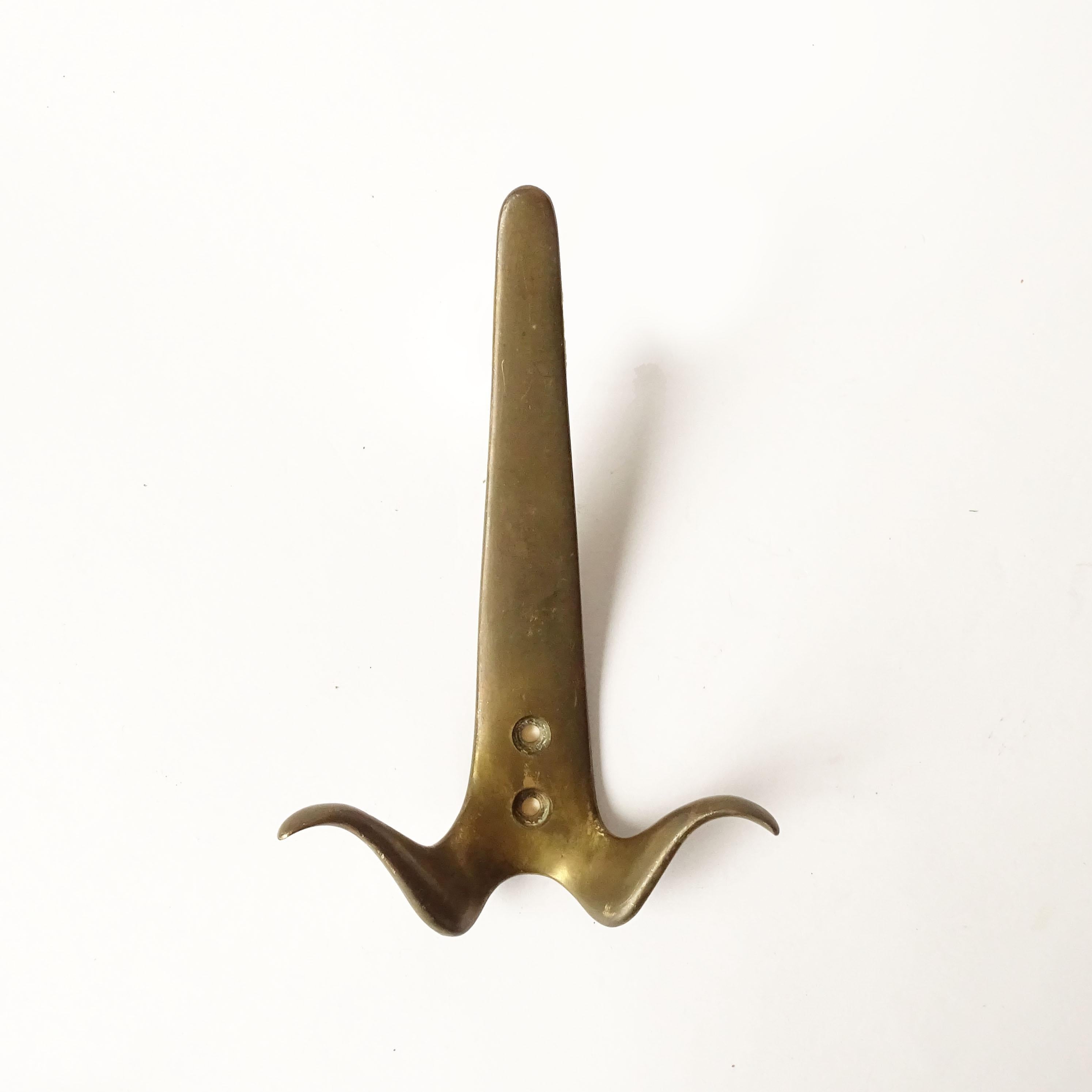 Milieu du XXe siècle Ensemble de trois porte-manteaux muraux en laiton des années 1950 en vente