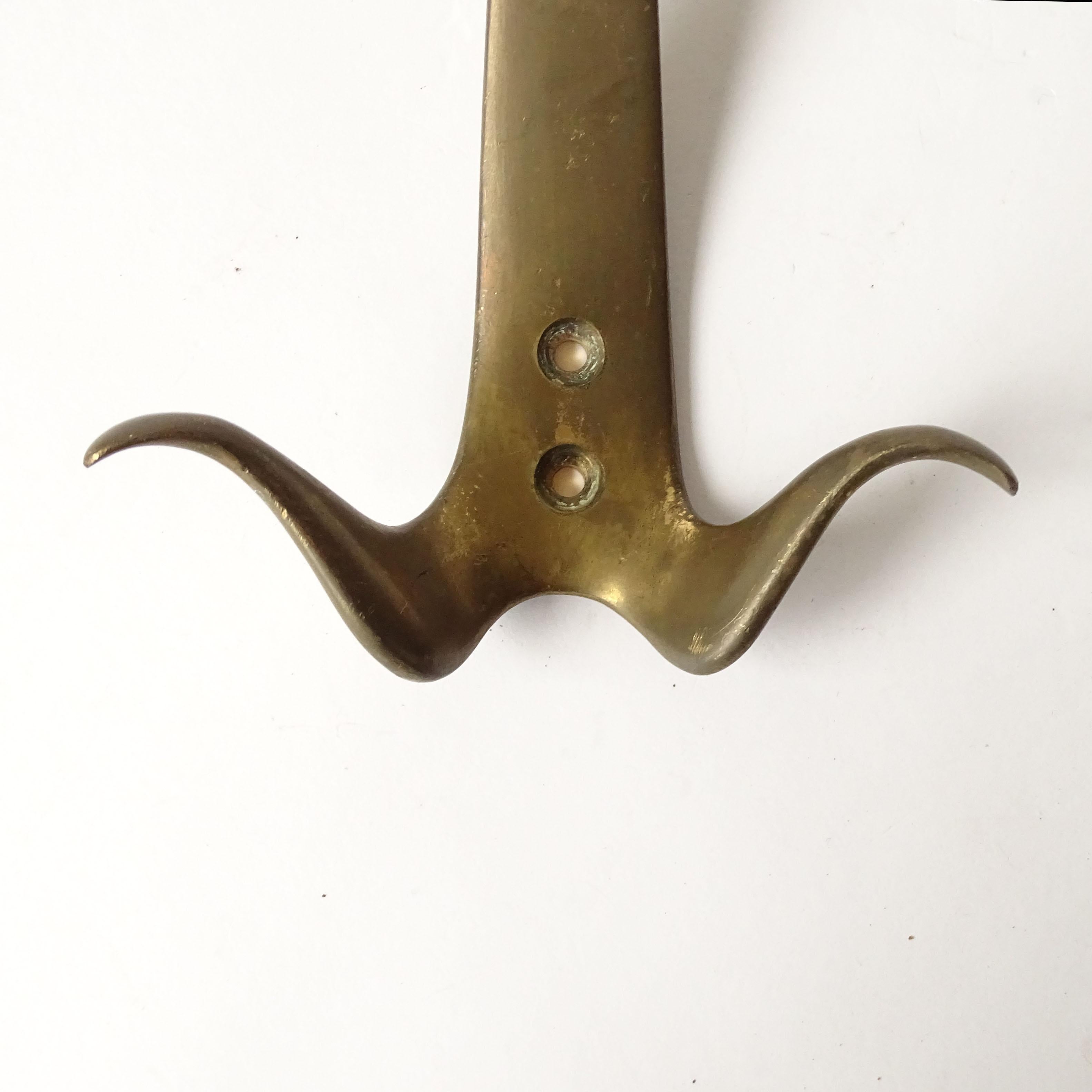 Laiton Ensemble de trois porte-manteaux muraux en laiton des années 1950 en vente