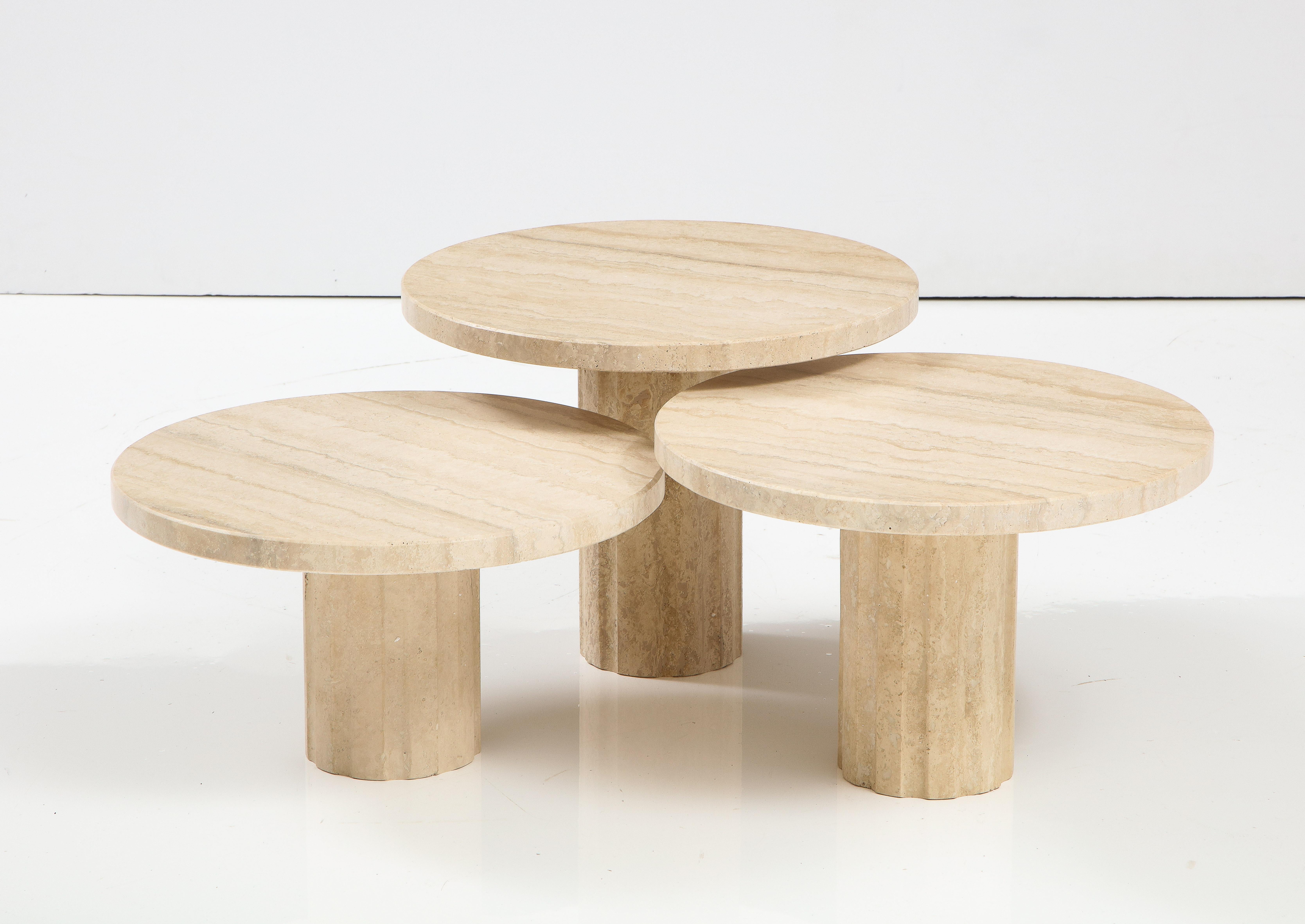 Ensemble de trois tables basses ou tables d'appoint italiennes en travertin des années 1970 Bon état - En vente à New York, NY