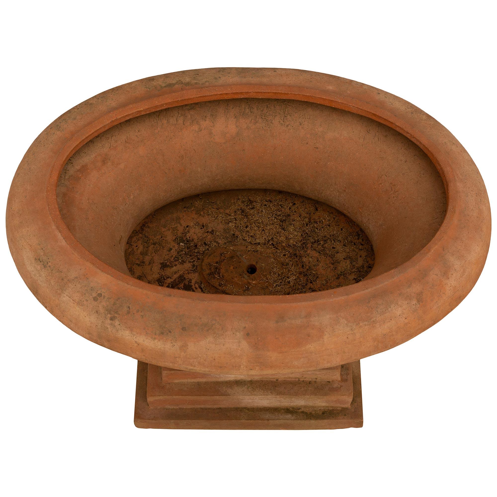 juego de tres maceteros de terracota romana italiana del siglo xix en venta 4