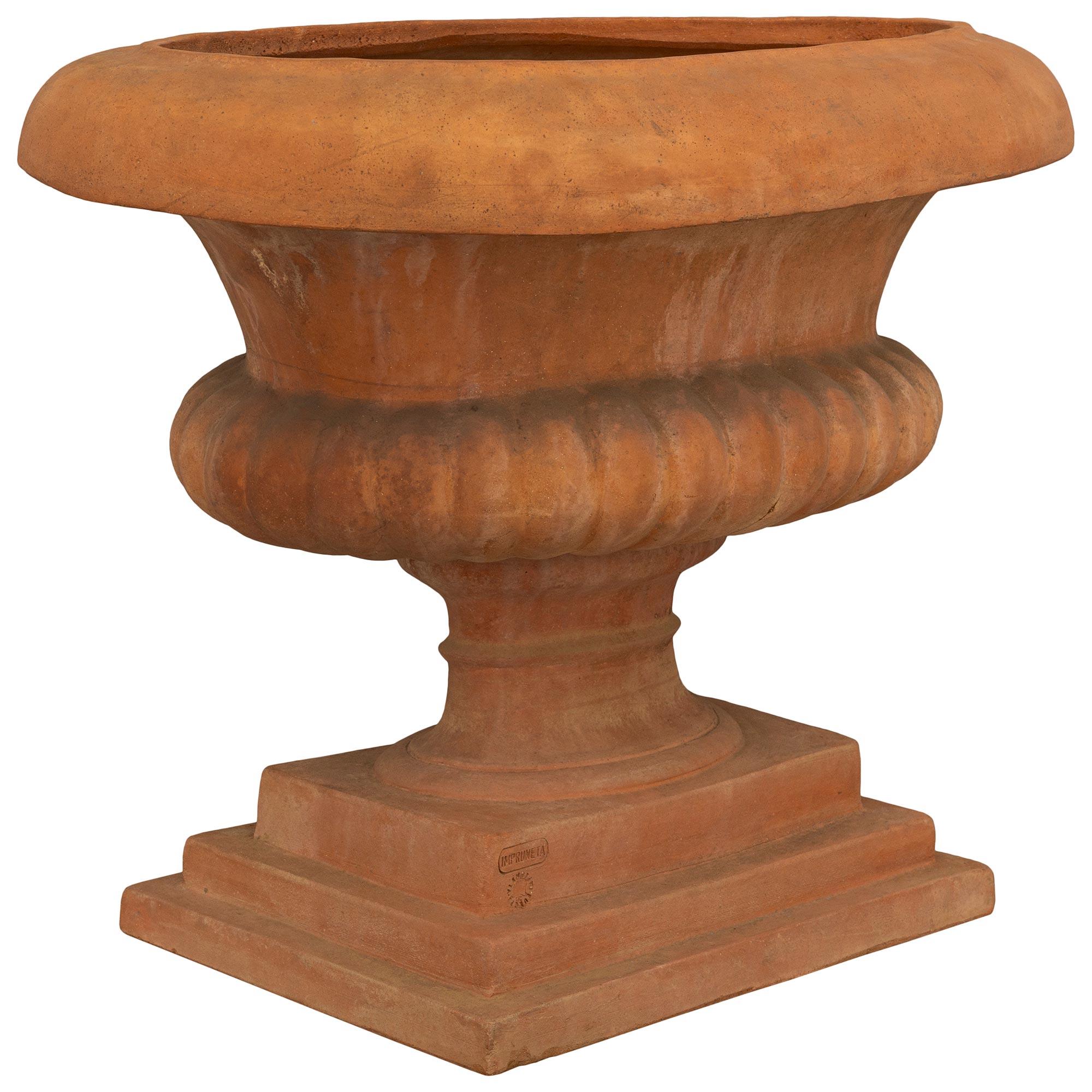 juego de tres maceteros de terracota romana italiana del siglo xix Italiano en venta