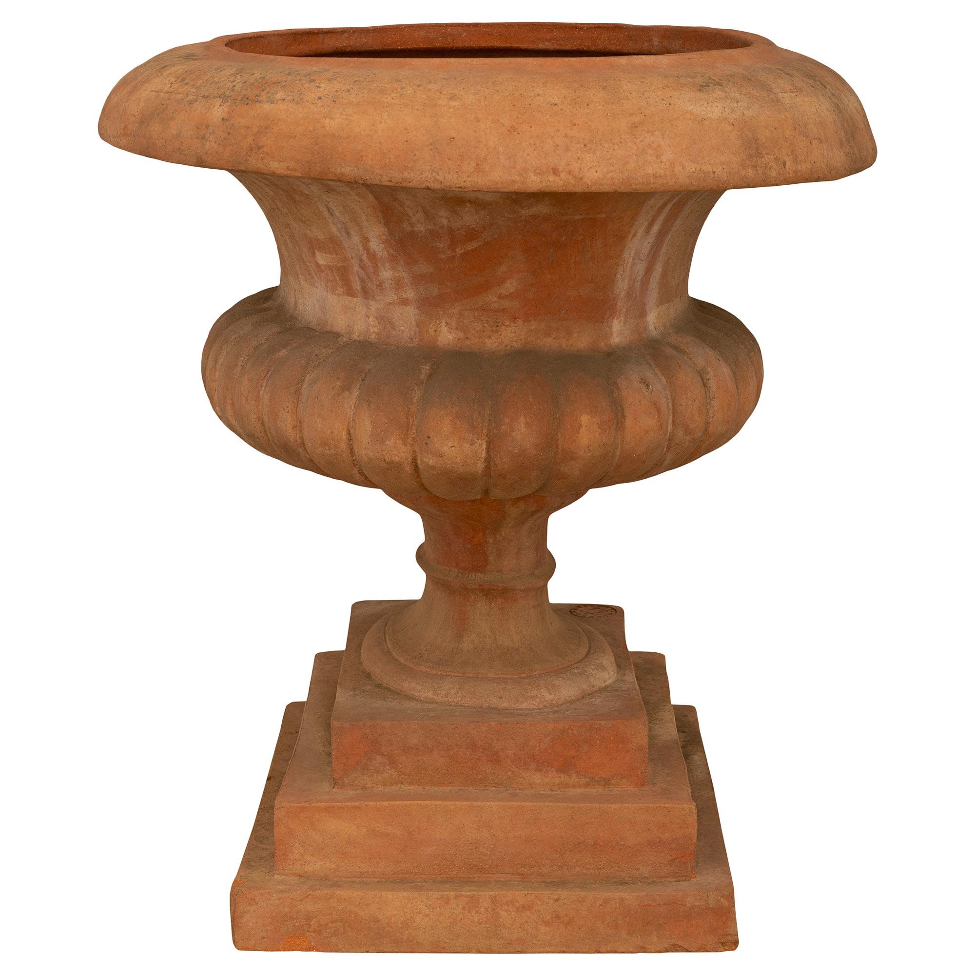 juego de tres maceteros de terracota romana italiana del siglo xix en Bueno estado para la venta en West Palm Beach, FL